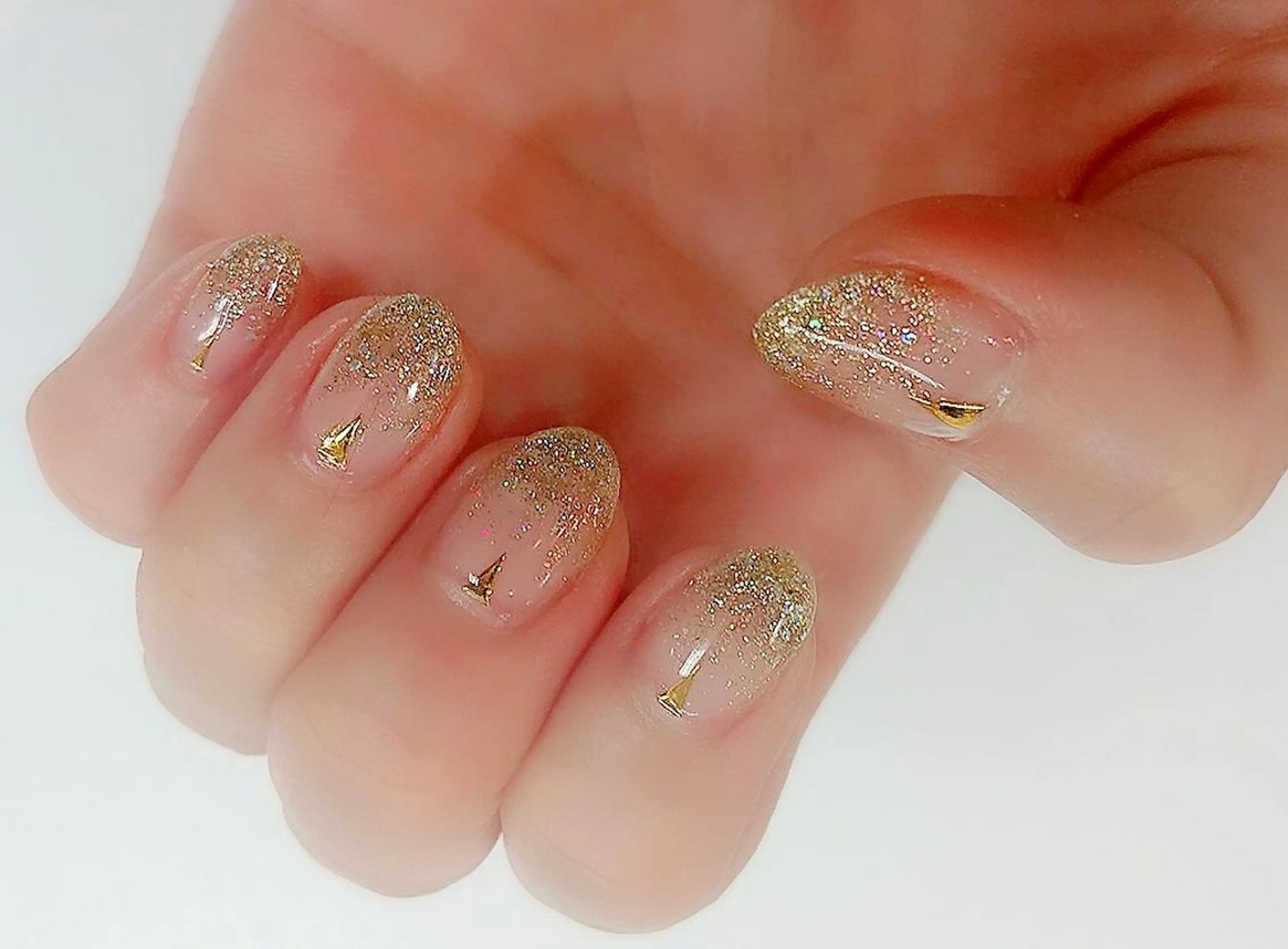 ネイル ゴールド ラメ(グリッター) ラメグラデーション 🍒当日もOK🍒 𝑳𝑼𝑵𝑨花井のネイルデザイン