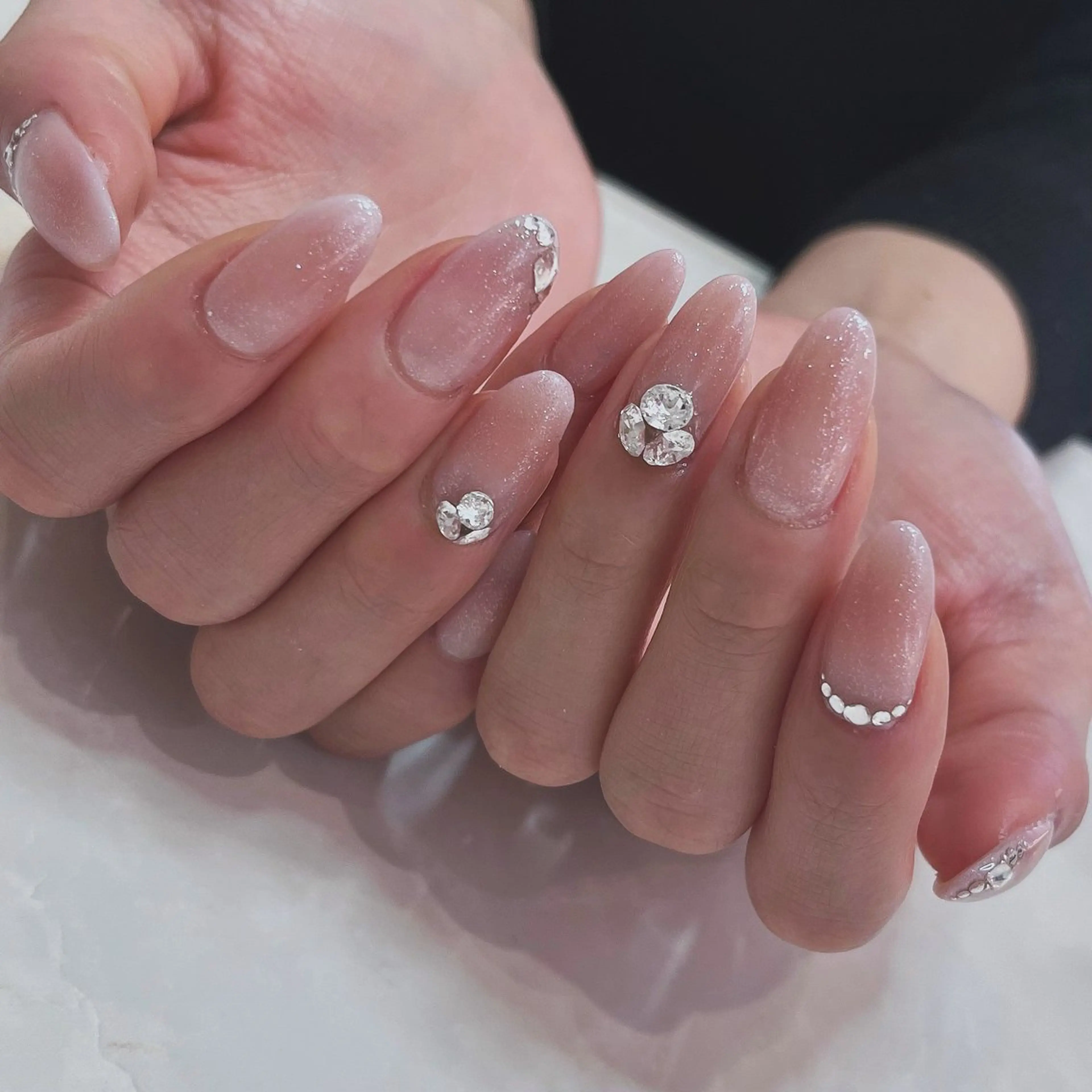 ネイル グラデーション ラメ(グリッター) シンプルネイル ストーンネイル ホワイト Ami所属・NailSalon Amiのネイルデザイン