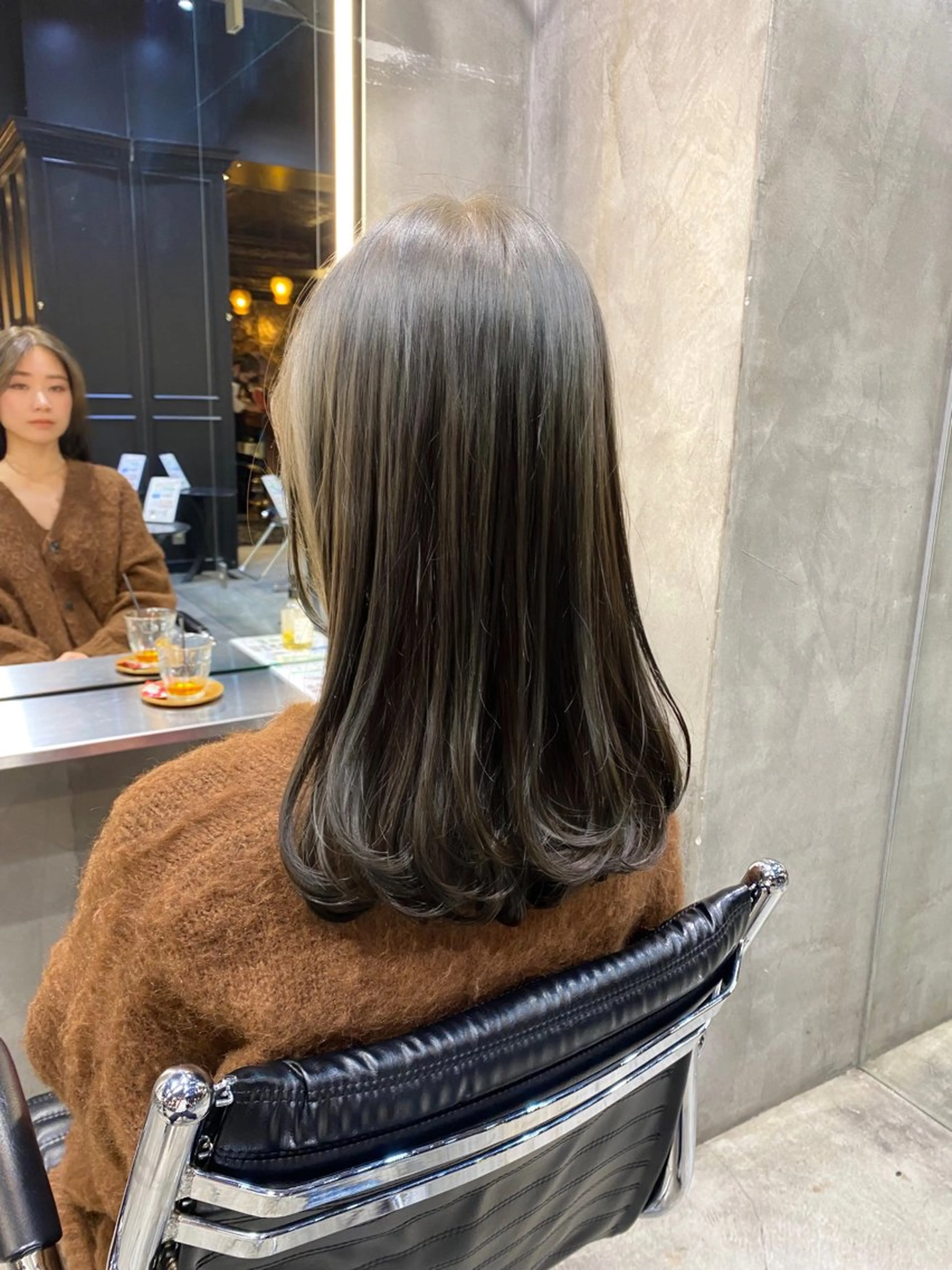 セミロング カラー グレージュ カーキグレージュ レイヤーカット カット ヘアカラー トリートメント ブリーチなしダブル カラー🧸🐺陽介のヘアスタイル