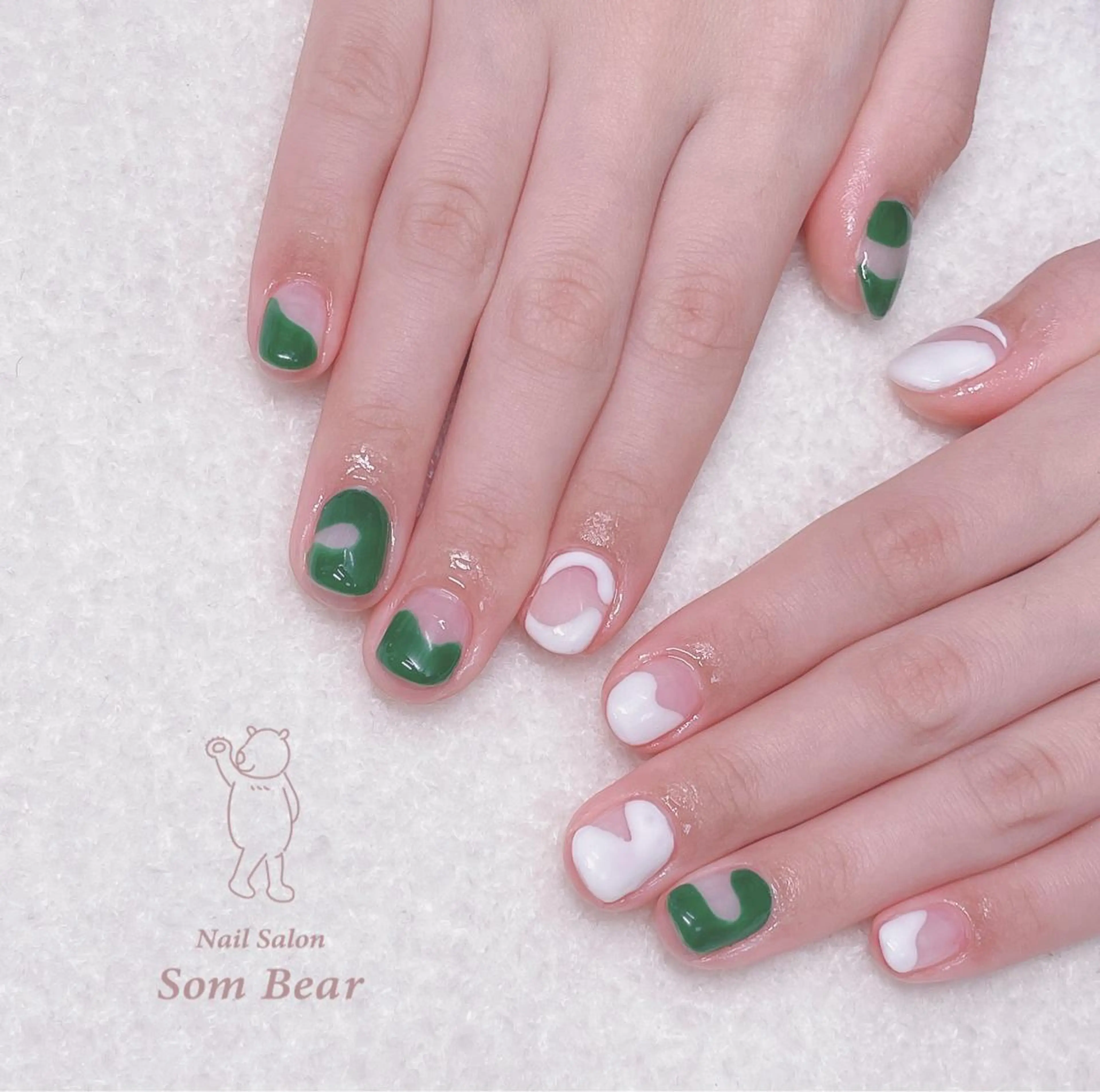 ネイル フレンチネイル グラデーション 持ち込み ワンカラーネイル Som Bear所属・nail salon Som Bear🧸のネイルデザイン