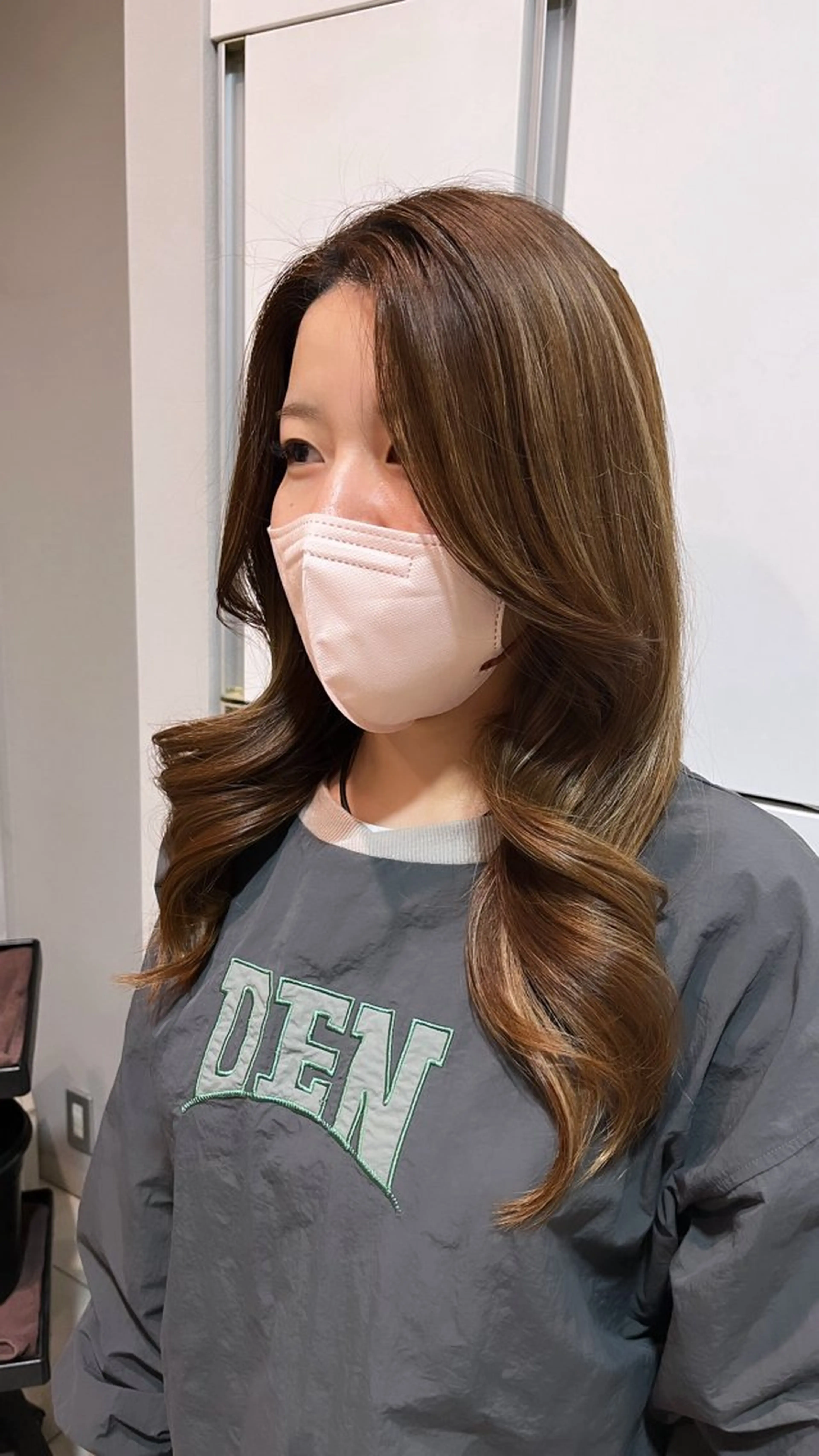 ロング ヘアアレンジ くびれヘア 小顔カット ヘアセット 垢抜けカラー/オリー ブ系/フェミニン/鏡のヘアスタイル