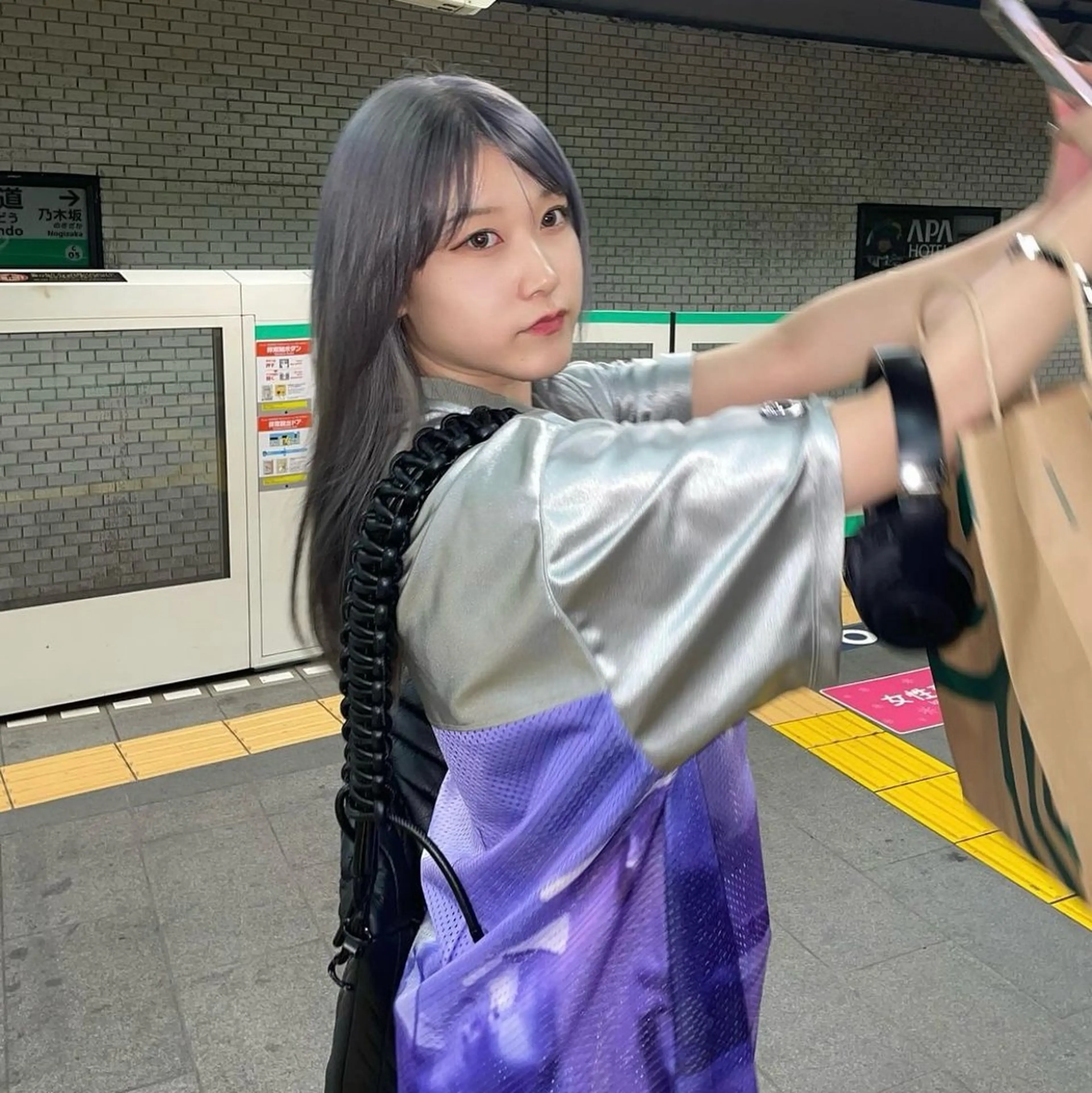 ロング カラー ヘアアレンジ ダブルカラー ハイトーンカラー シルバー ロング カット ヘアカラー トリートメント Mizobe misakiのヘアスタイル