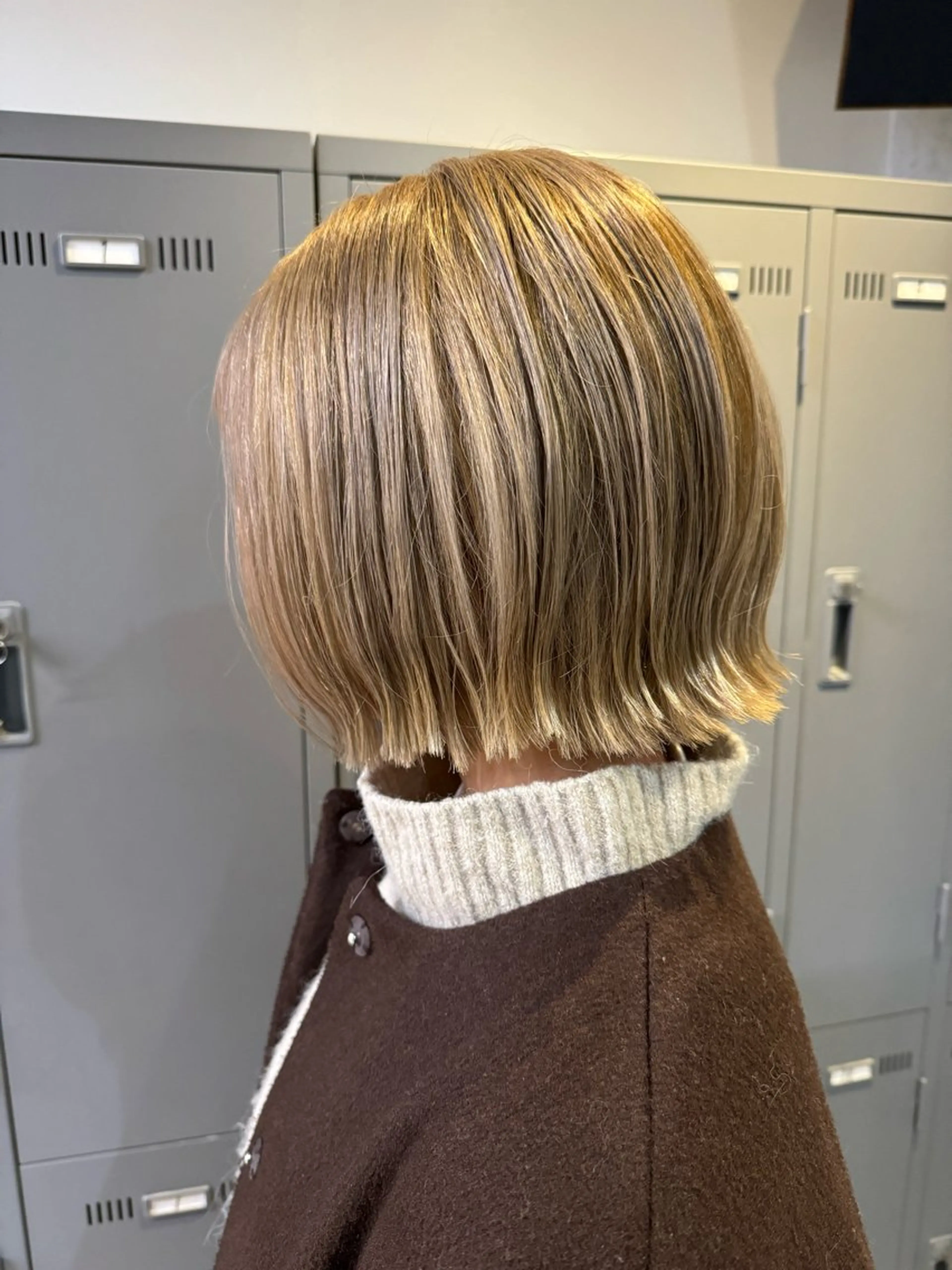 ミディアム カラー ベージュカラー ブリーチ デザインカラー ハイトーンカラー ミルクティーベージュ ワタナベ テルマサのヘアスタイル