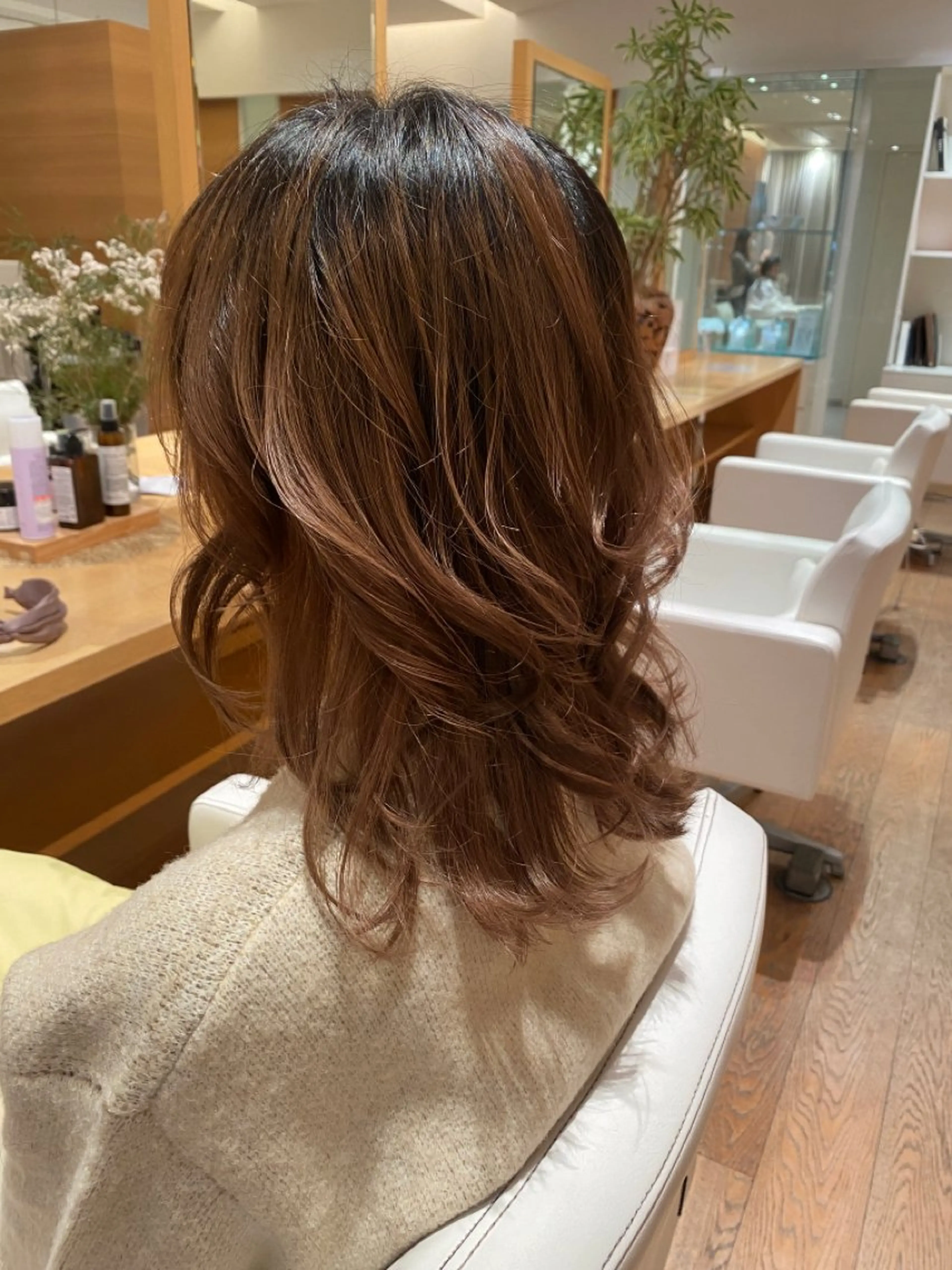 セミロング レイヤーカット 外ハネヘア 井戸上 颯太のヘアスタイル
