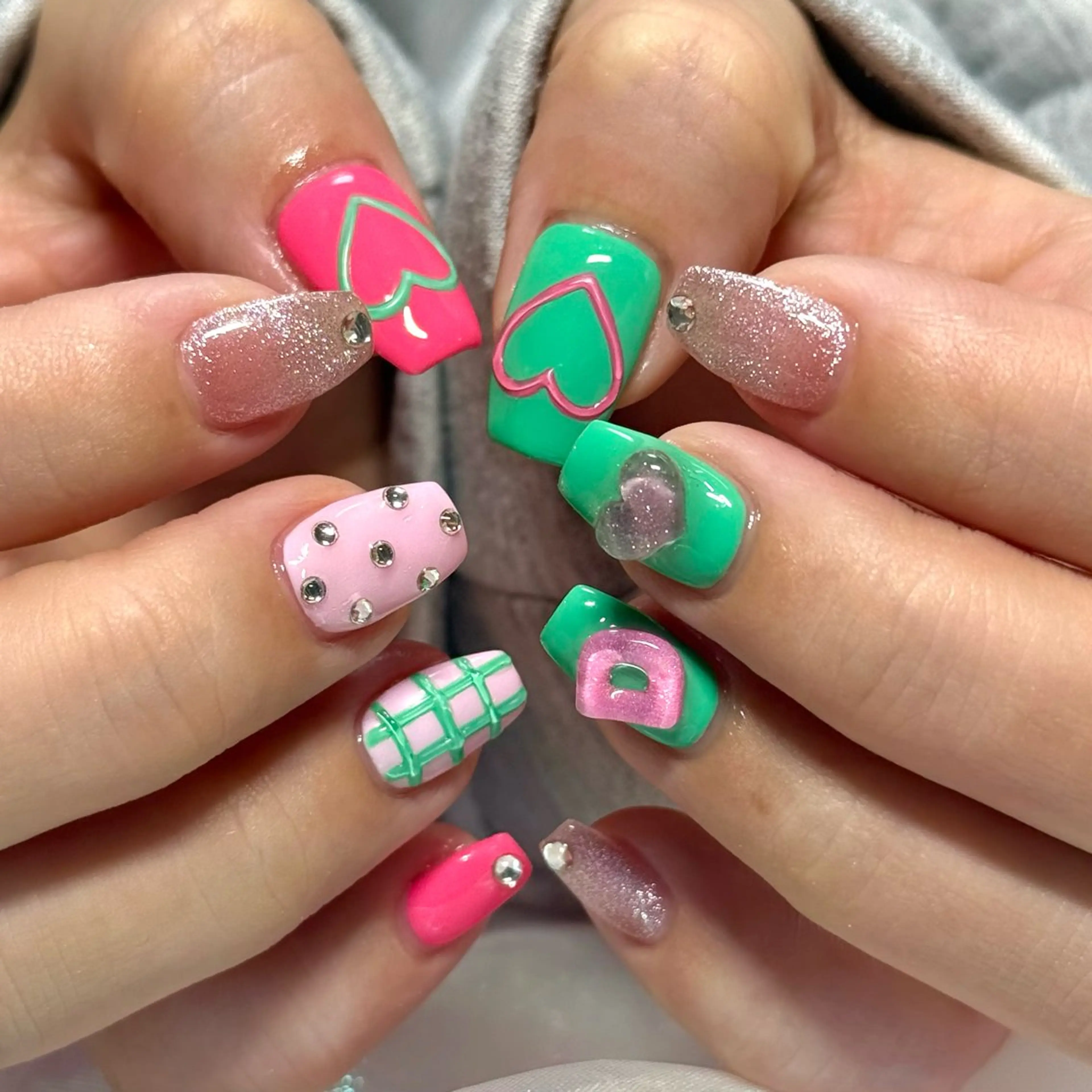 ネイル グリーン ハート キラキラネイル マグネットネイル ピンク ハンドネイル OKIKA所属・【OKIKA】 らん🦖🌈🧡のマツエク・マツパデザイン