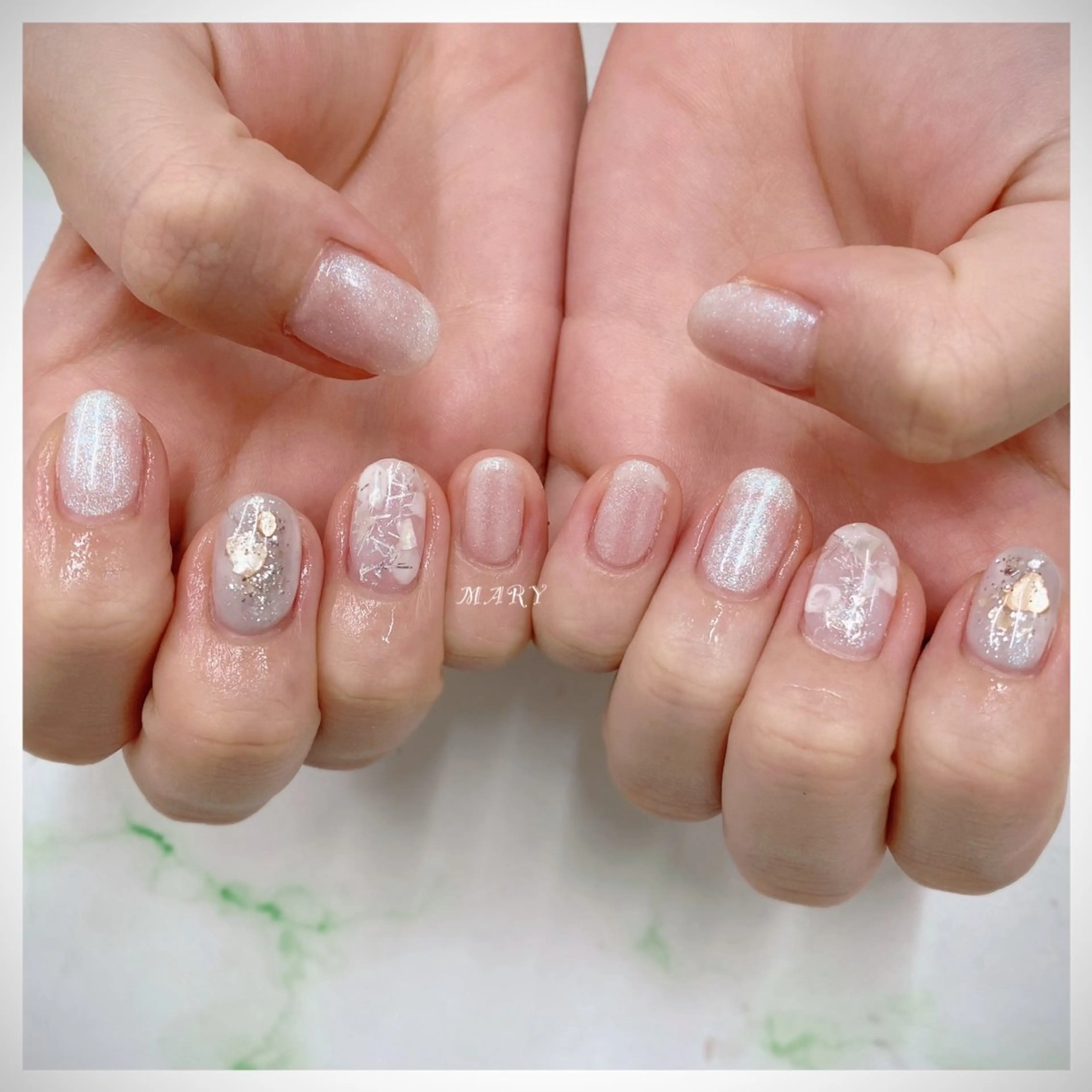 ネイル キラキラネイル ニュアンスネイル ワンカラーネイル ホワイト 冬ネイル ハンドネイル Mary nail所属・Mary nail .narumiのネイルデザイン
