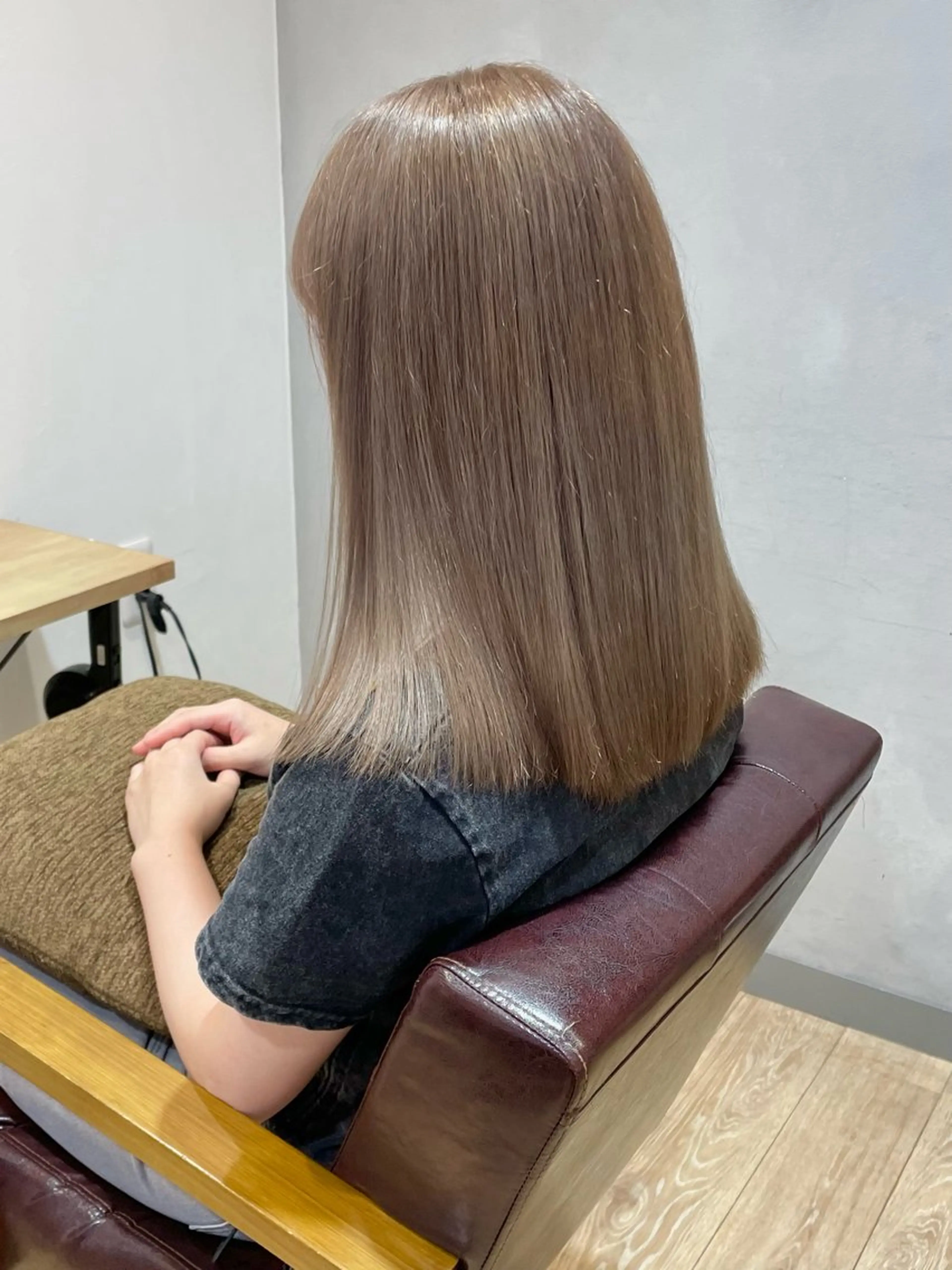 ミディアム カラー ベージュカラー ブリーチ レイヤー×初 パーマ|hinakoのヘアスタイル