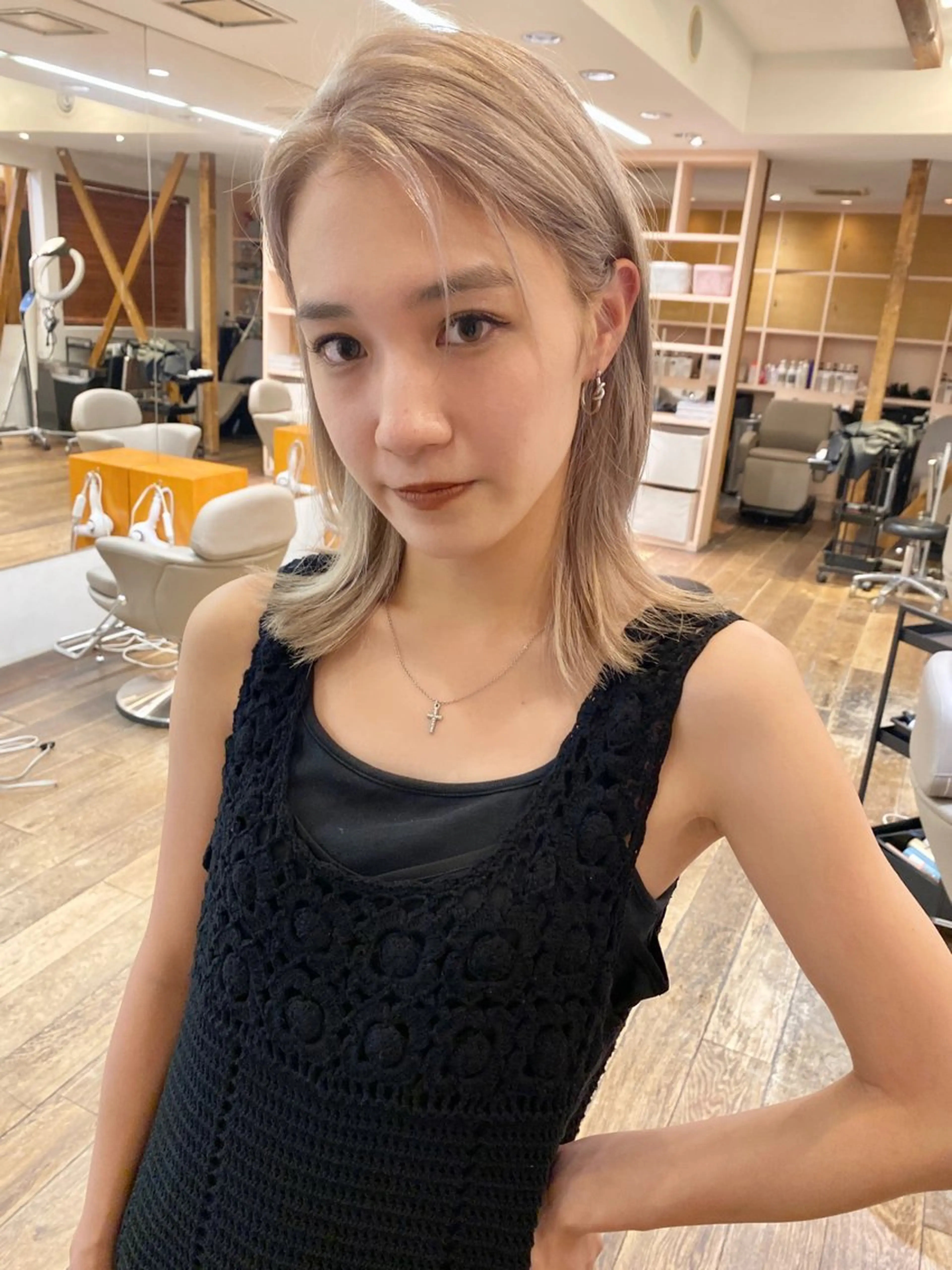 セミロング カラー ベージュカラー ブリーチ ハイトーンカラー ホワイトベージュ ヘアカラー ハイトーン/デザイン hirokiのヘアスタイル