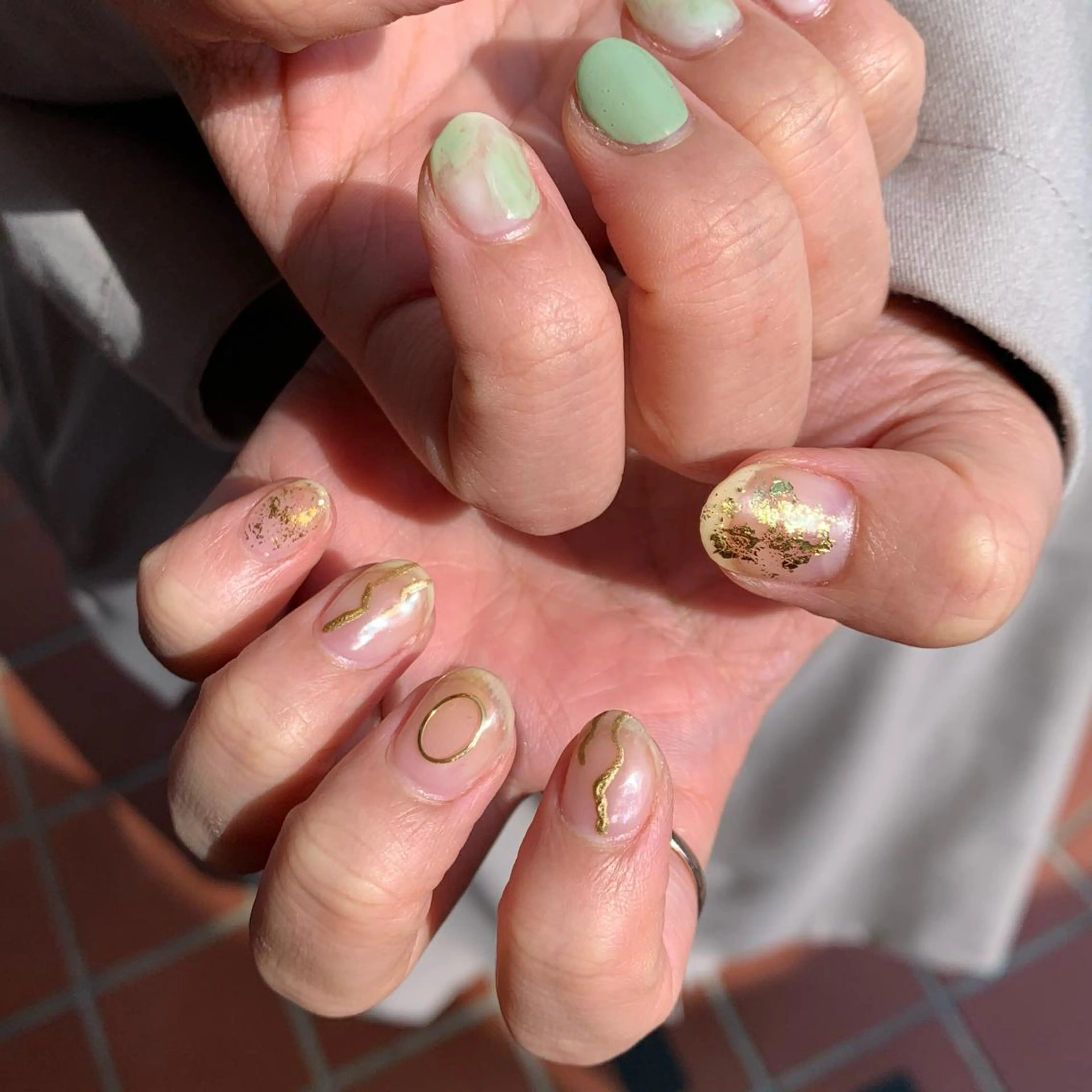 ネイル クリアネイル ゴールド ピスタチオネイル ウスイマイコ カット/ケアカラーのヘアスタイル