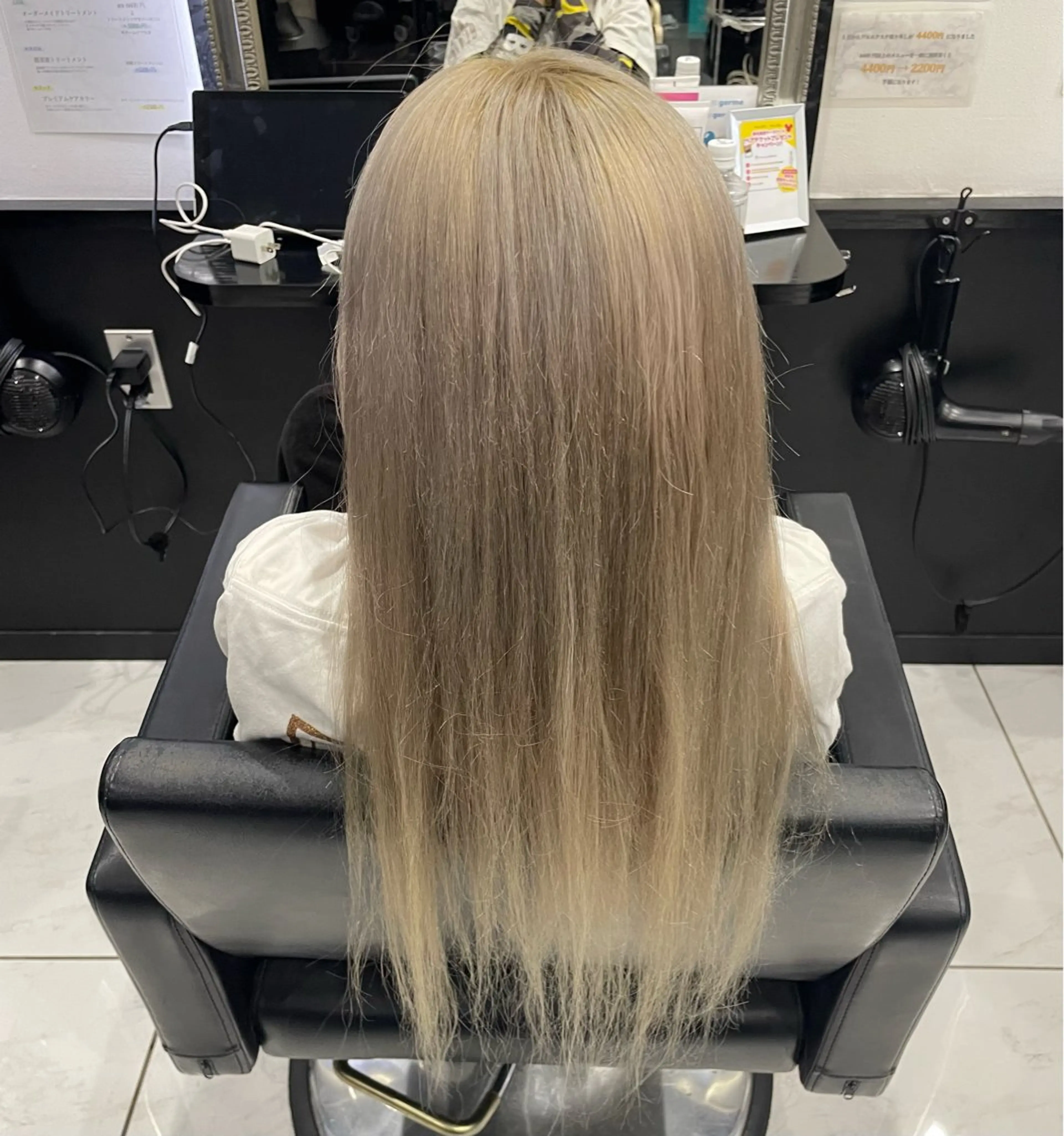 ロング カラー ブリーチ 透明感カラー ハイトーンカラー 長田 麻友子のヘアスタイル