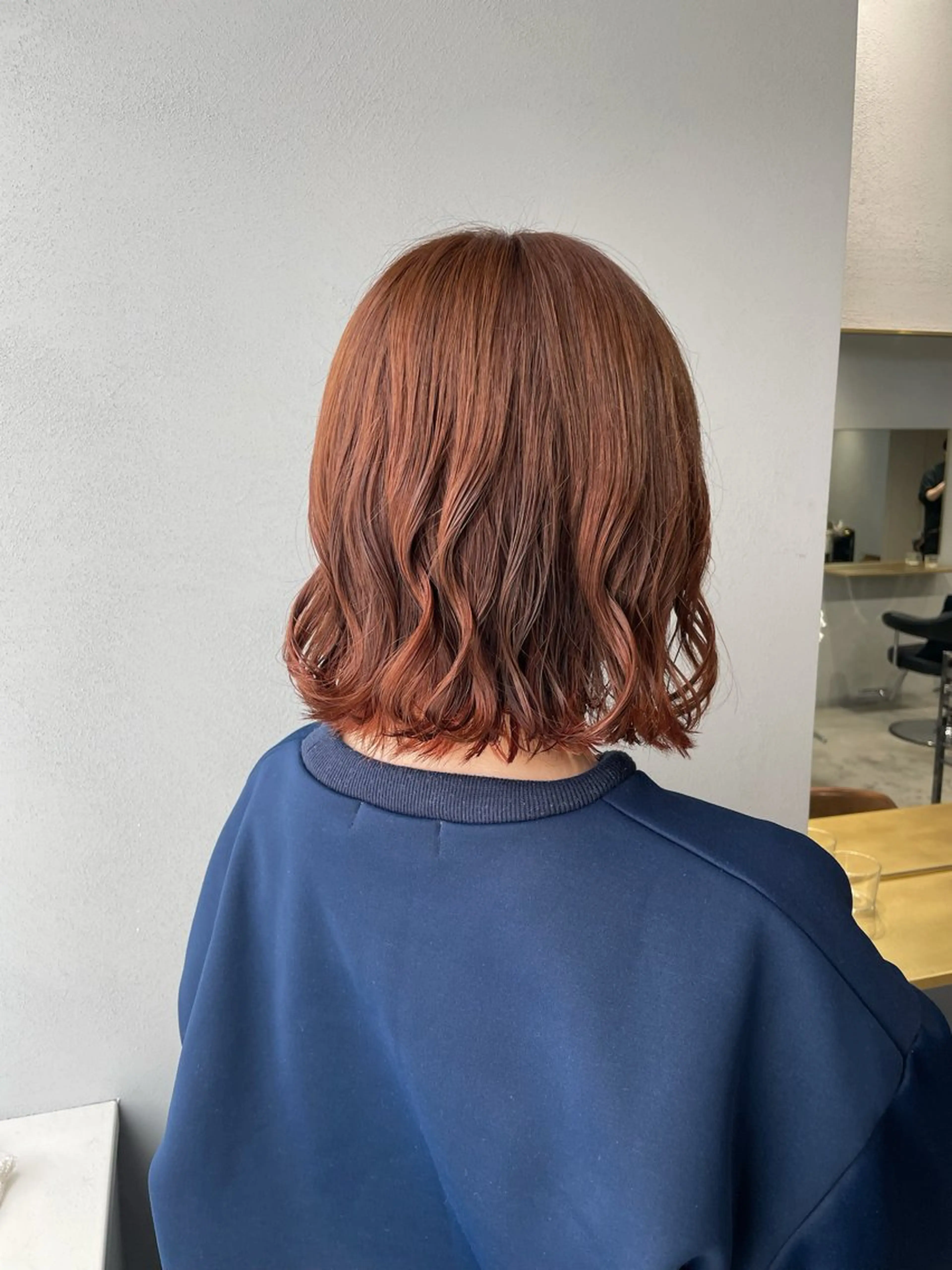 ミディアム カラー パーマ ミディアムパーマ ベージュカラー ブリーチ オレンジ オレンジベージュ カット ヘアカラー パーマ トリートメント 【arc】Ruri コテ巻き風パーマのヘアスタイル