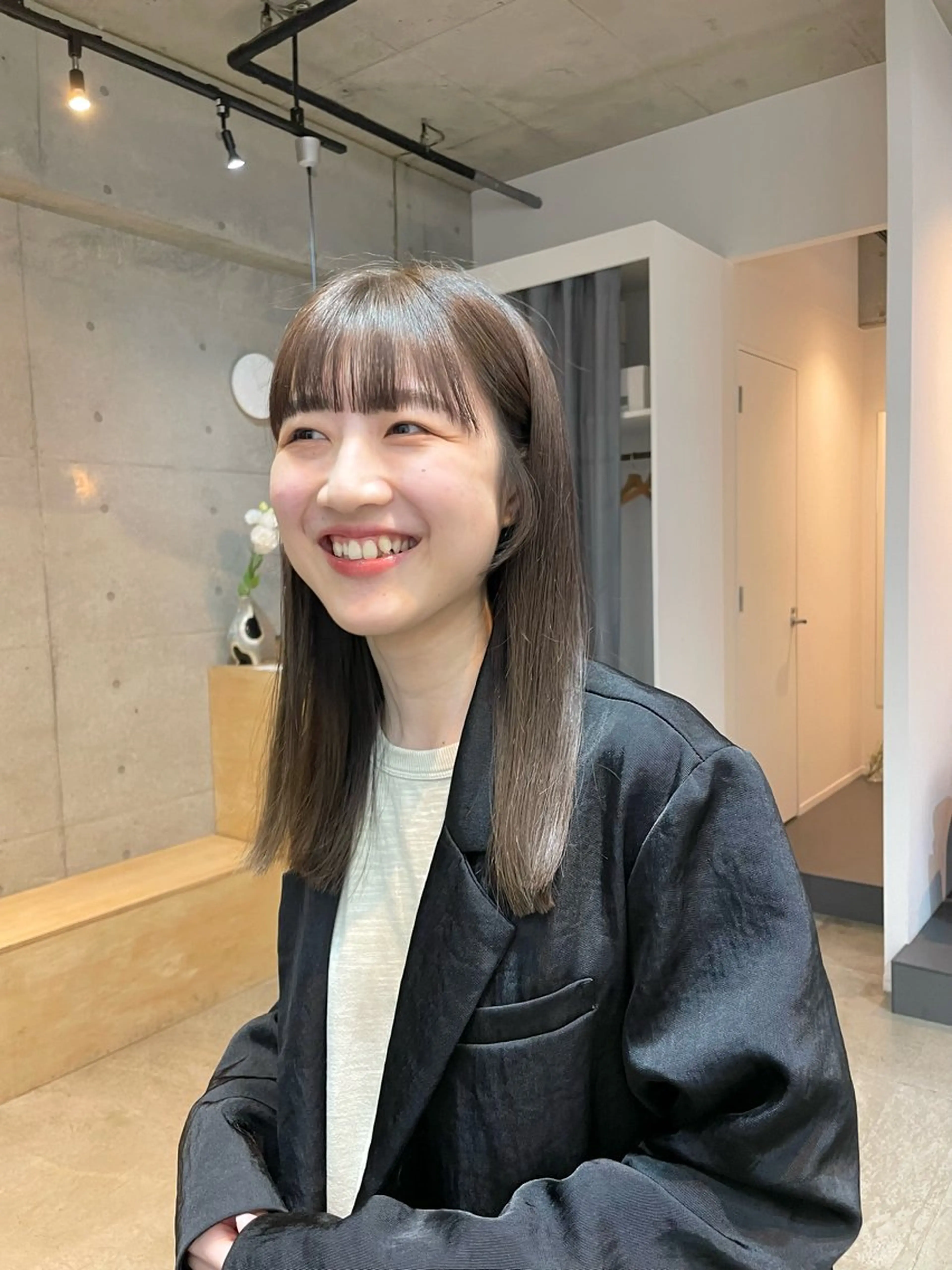 セミロング カラー ベージュカラー 透明感カラー オリーブベージュ カット ヘアカラー トリートメント 【arc】Ruri コテ巻き風パーマのヘアスタイル