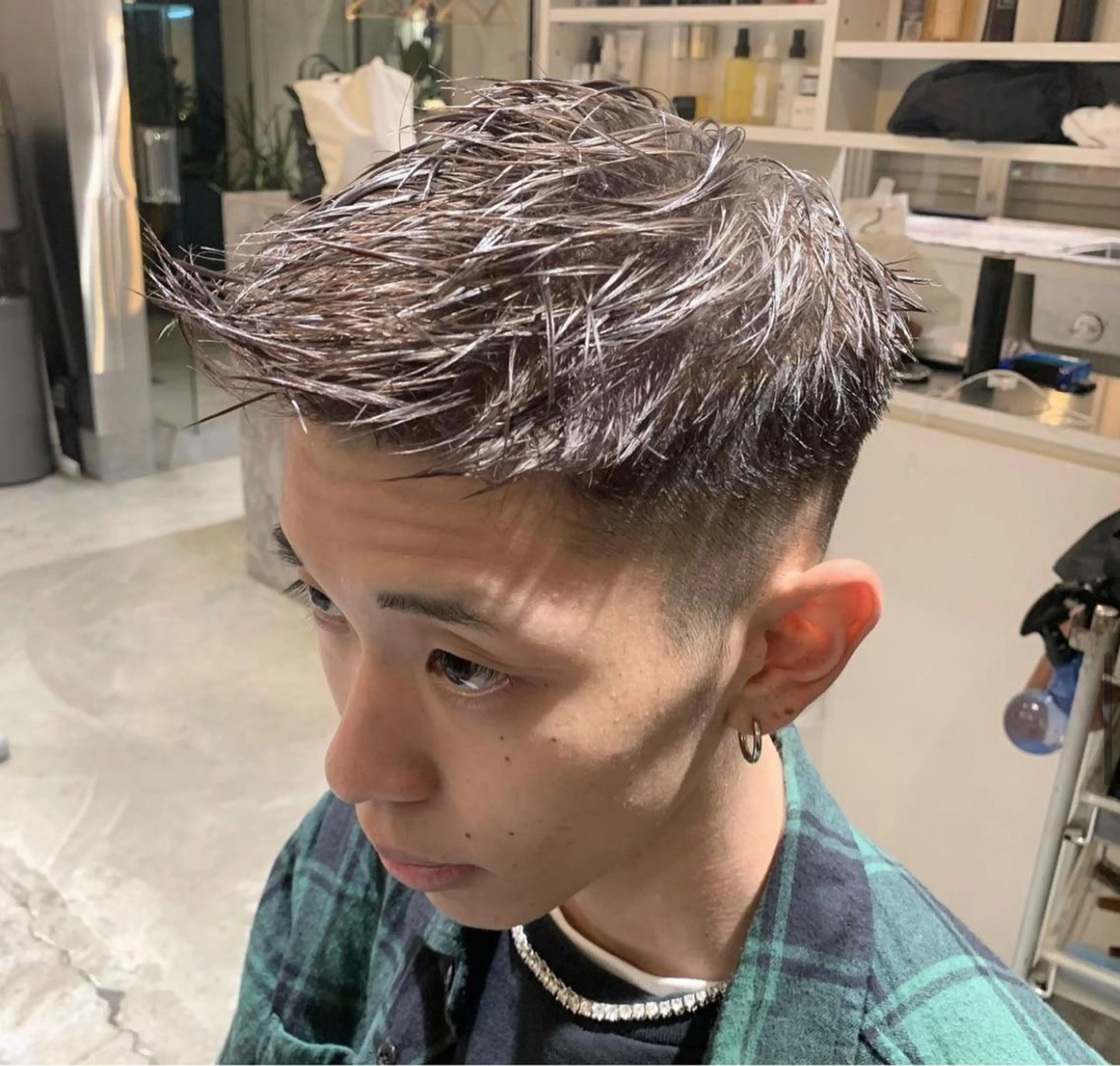 ショート カラー メンズ フェードカット メンズハイトーン グレージュ ハイトーンカラー カット peakshair所属・北堀江メンズパーマ 特化◎下村悠人のヘアスタイル