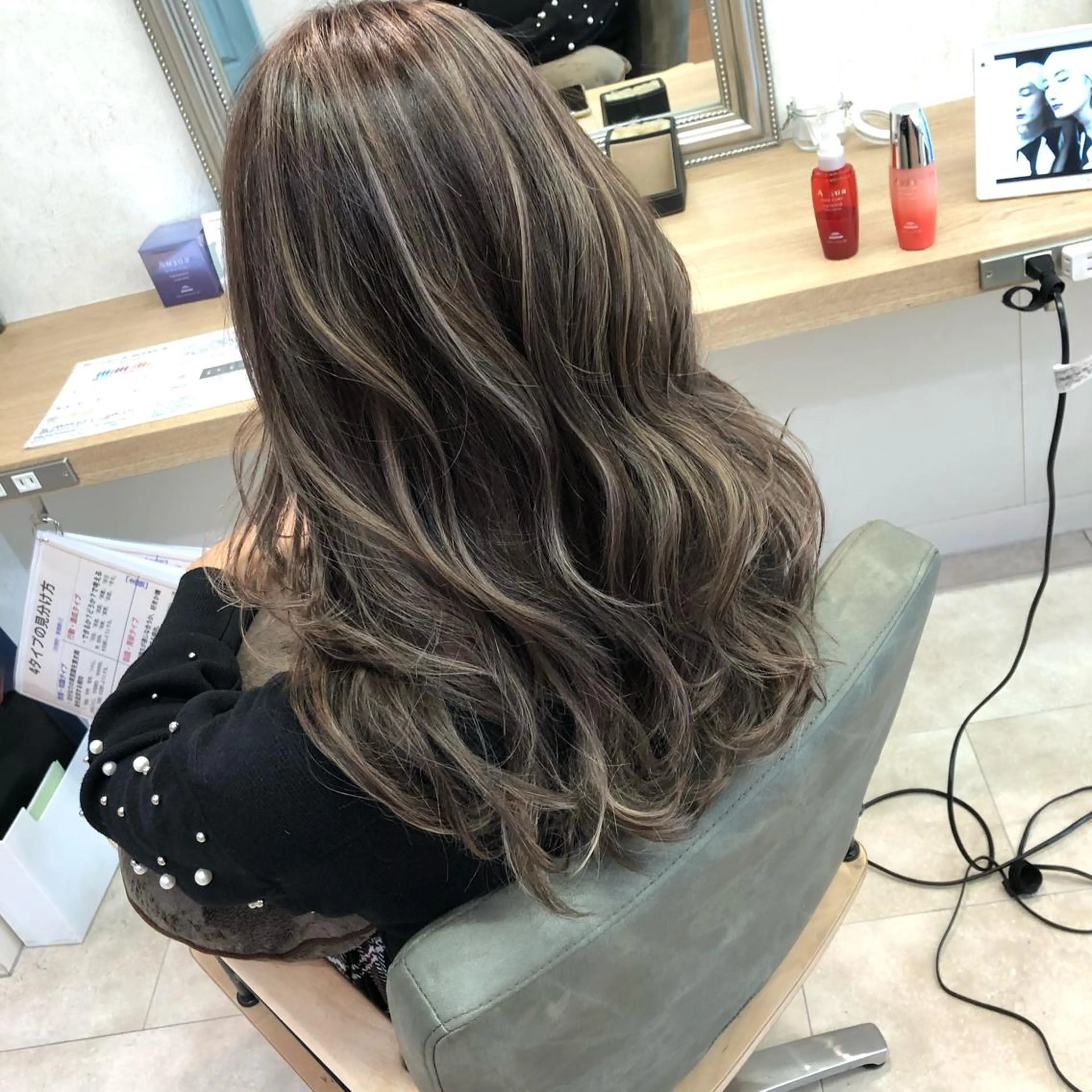 セミロング 透ける艶グレージュ 👑店長　平松　由のヘアスタイル