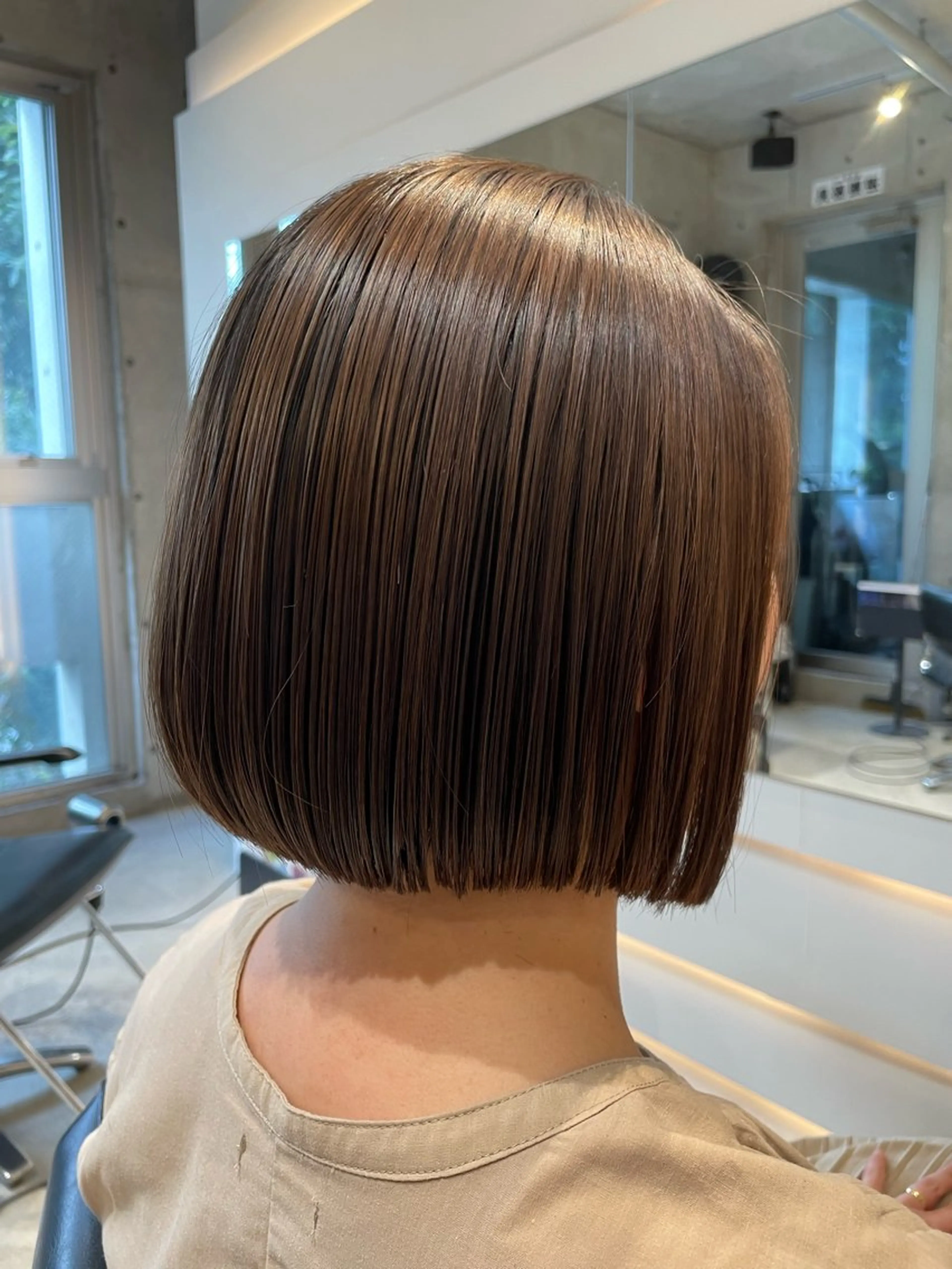 毛先まで艶やかなナチュラルストレートに！根本のボリュームが収まり思い通りの質感へ！今まで体験したことのない仕上がりを体感の写真