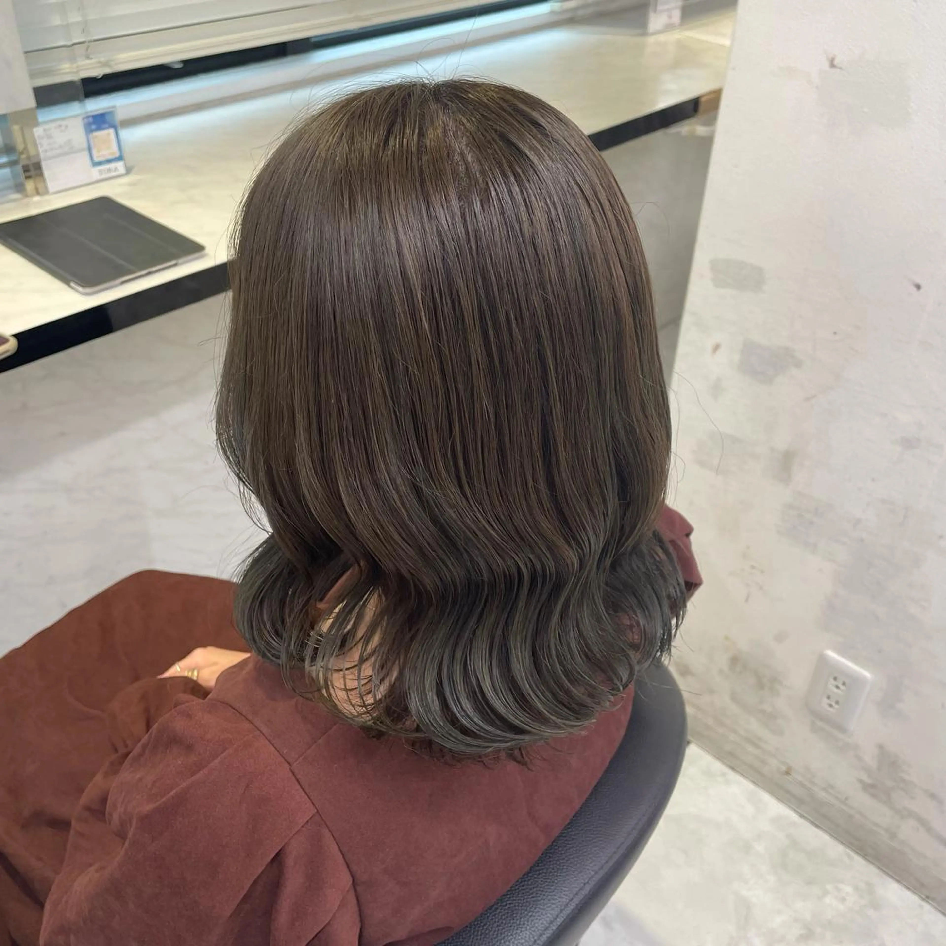 セミロング カラー ヘアアレンジ グレージュ オリーブグレージュ オリーブグレー ヘアカラー トリートメント ヘアセット ブリーチカラー🩰 ガーリー🩰とらのヘアスタイル