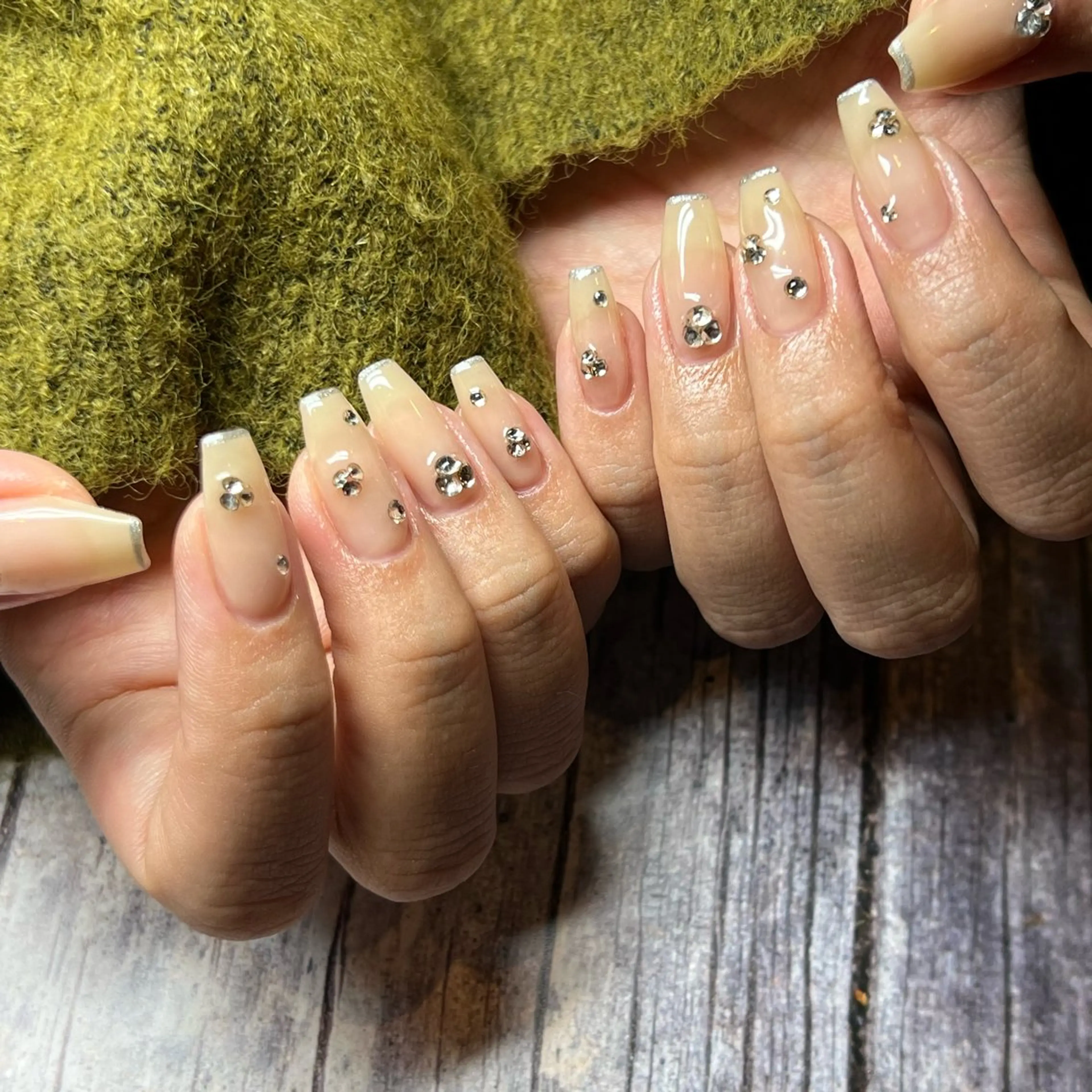 ネイル フレンチネイル シルバー ハンドネイル 𝐫𝐚𝐢 𝐧𝐚𝐢𝐥のネイルデザイン