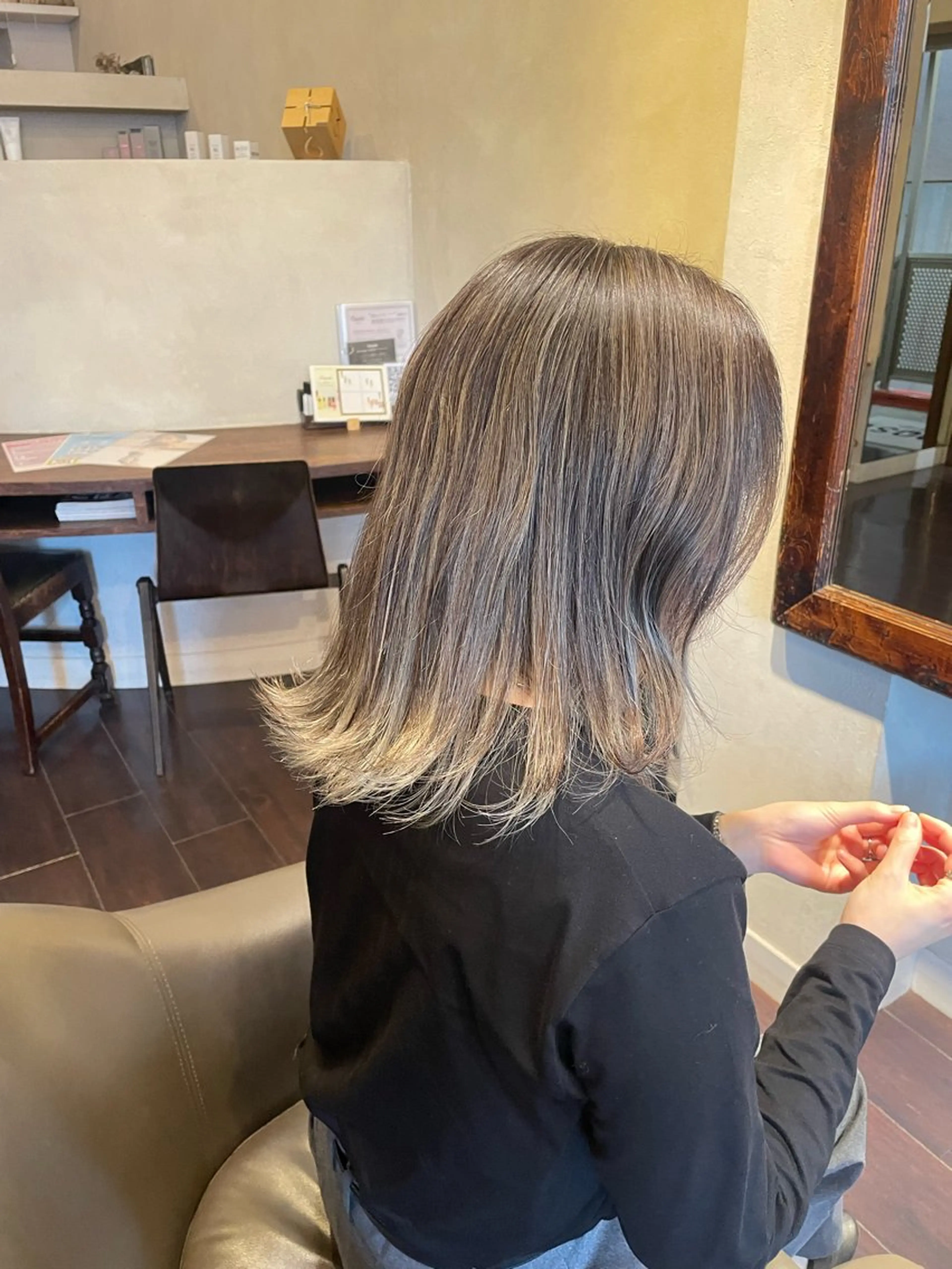 ミディアム ハイライト カット ヘアカラー roost 優のヘアスタイル