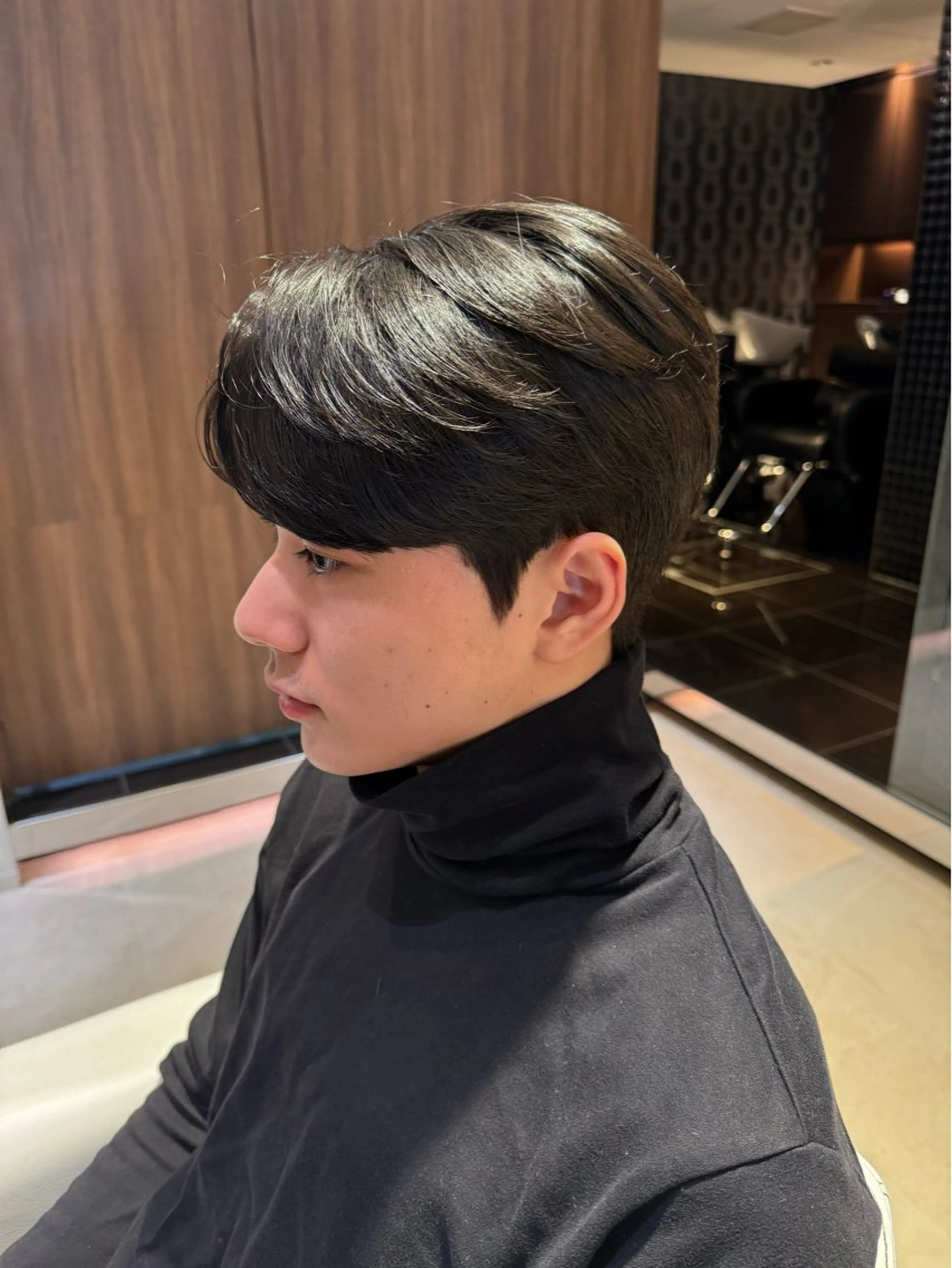 ショート パーマ メンズ センターパート コンマヘア ダウンパーマ カルマパーマ メンズ韓国風 YUKI🇰🇷 カルマ／ダウンパーマのヘアスタイル