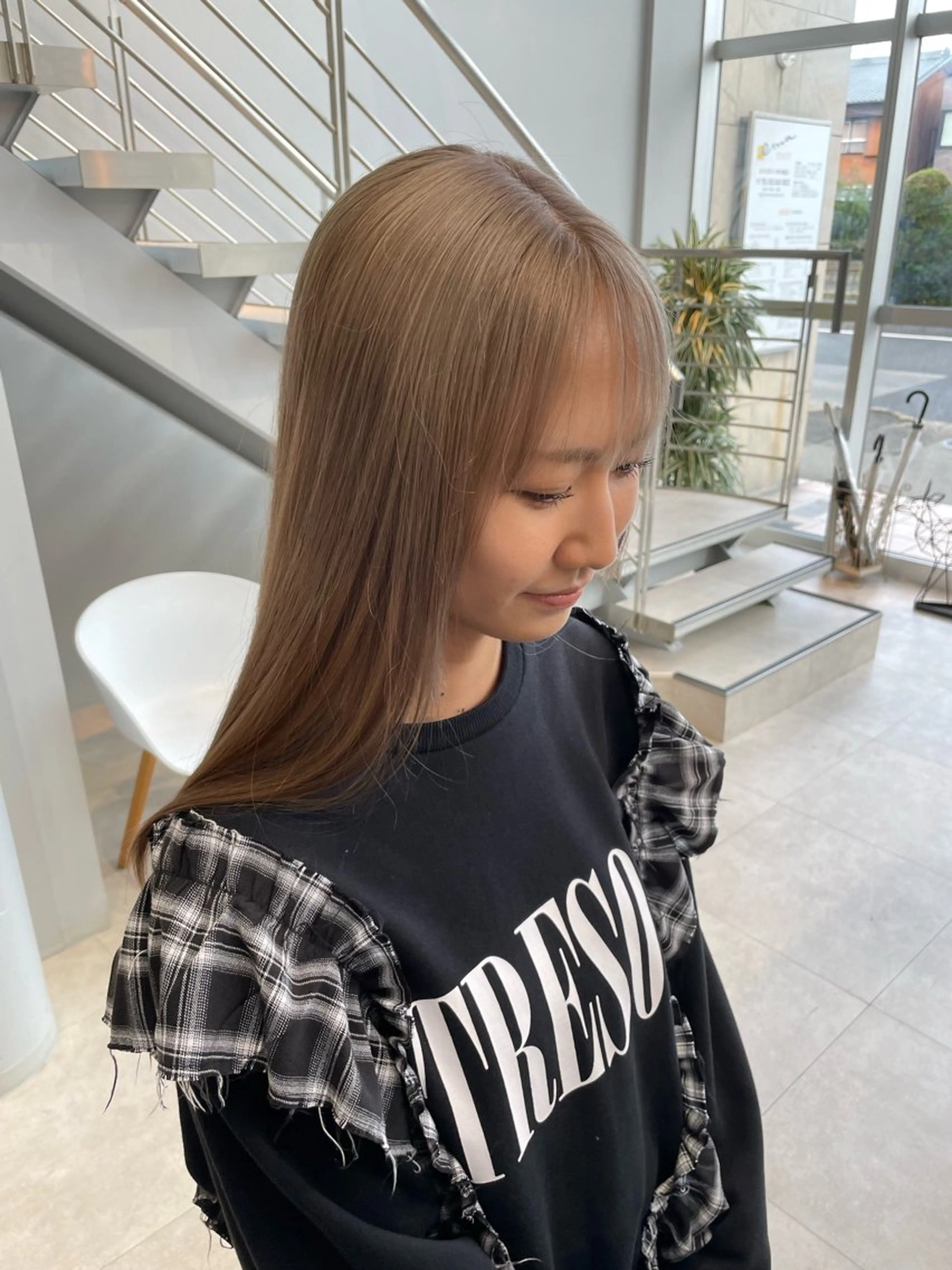 ロング カラー ベージュカラー ホワイトベージュ カット ヘアカラー エマ ピボット 中川店所属・富原崇太/透明感カラ ー/切りっぱなしボブのヘアスタイル