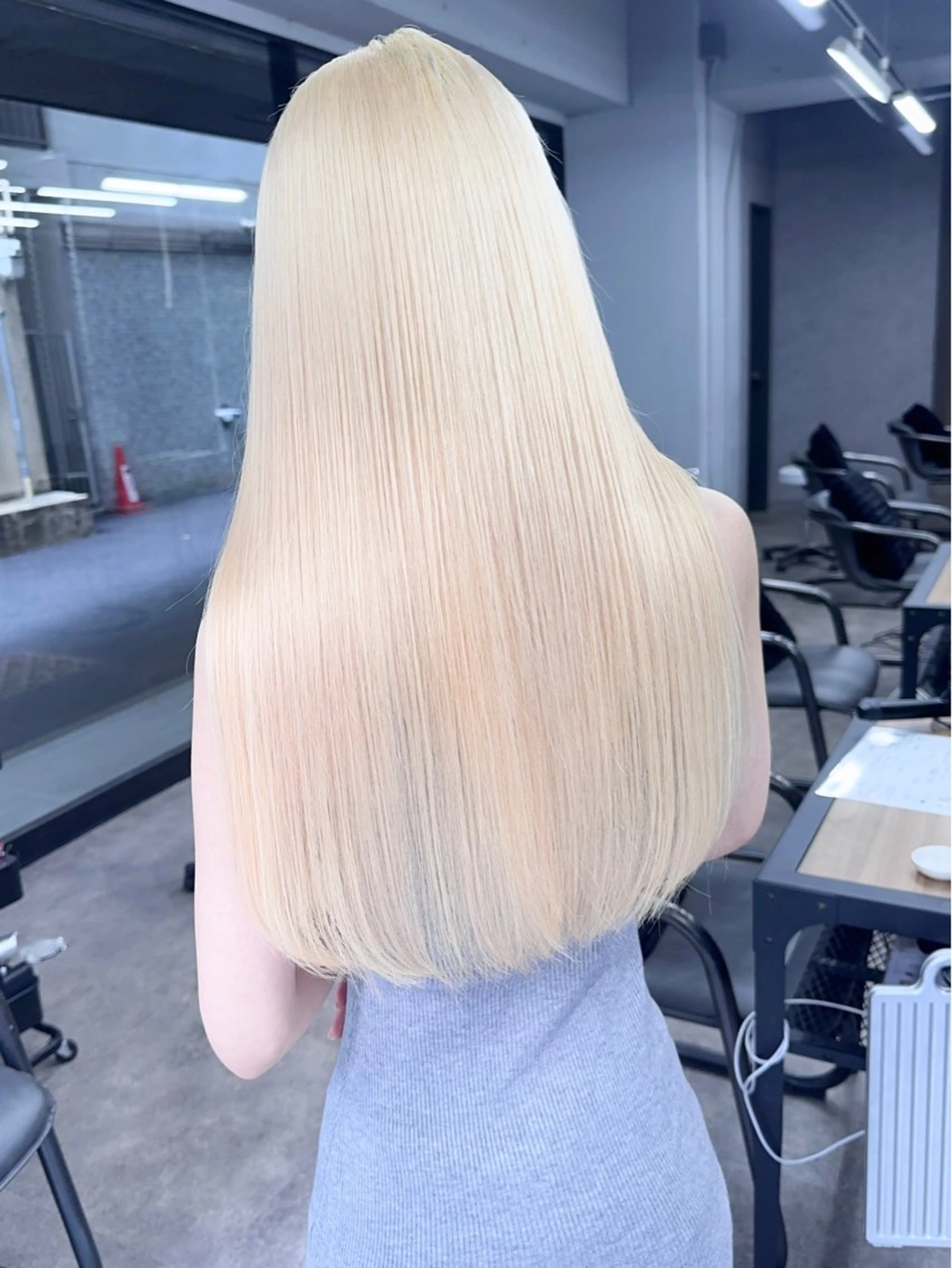 ロング 前髪カット🩶レイヤ ー🩶ハイトーン🩶のヘアスタイル