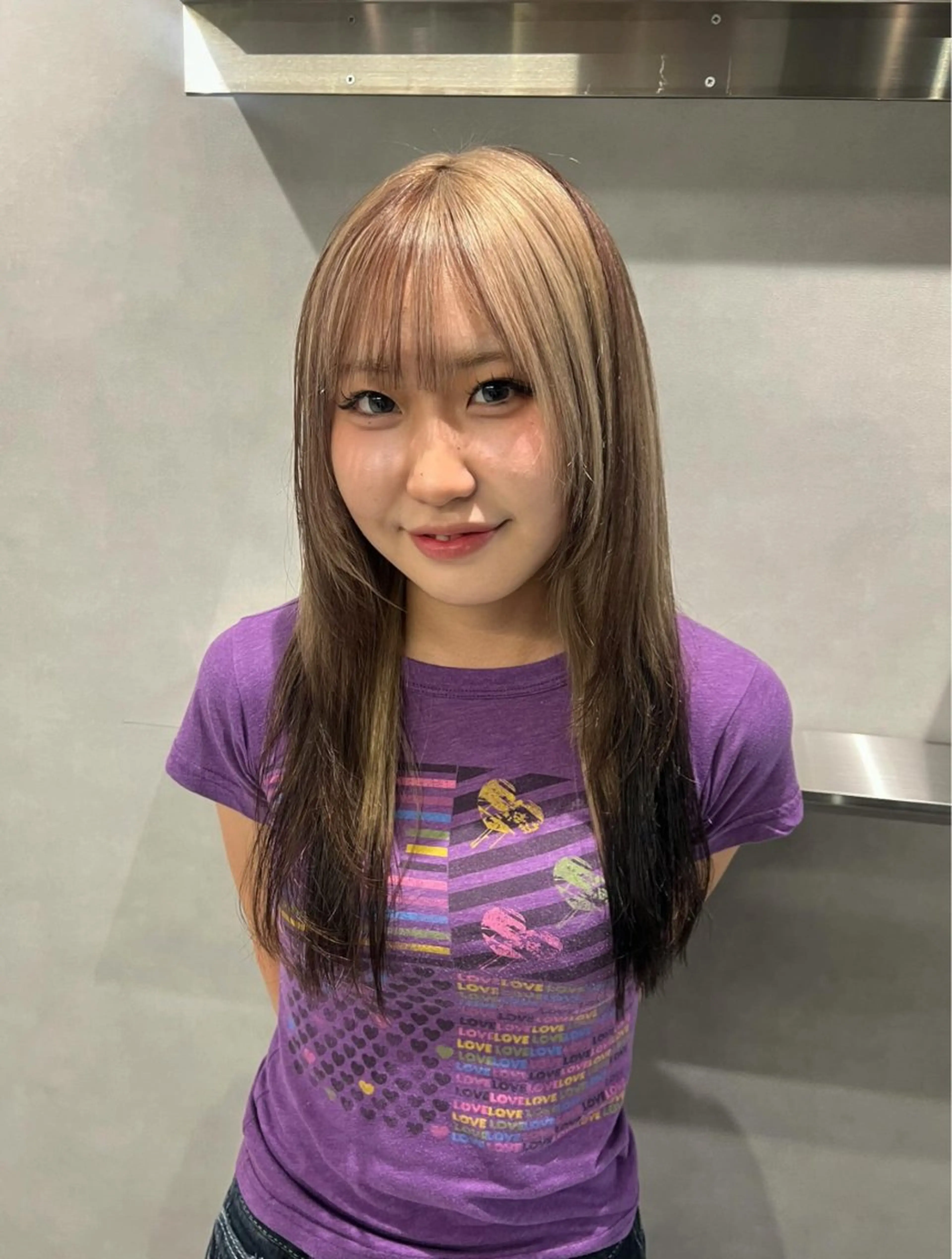 セミロング ヘアカラー 複雑履歴、デザイン 特化momoのヘアスタイル