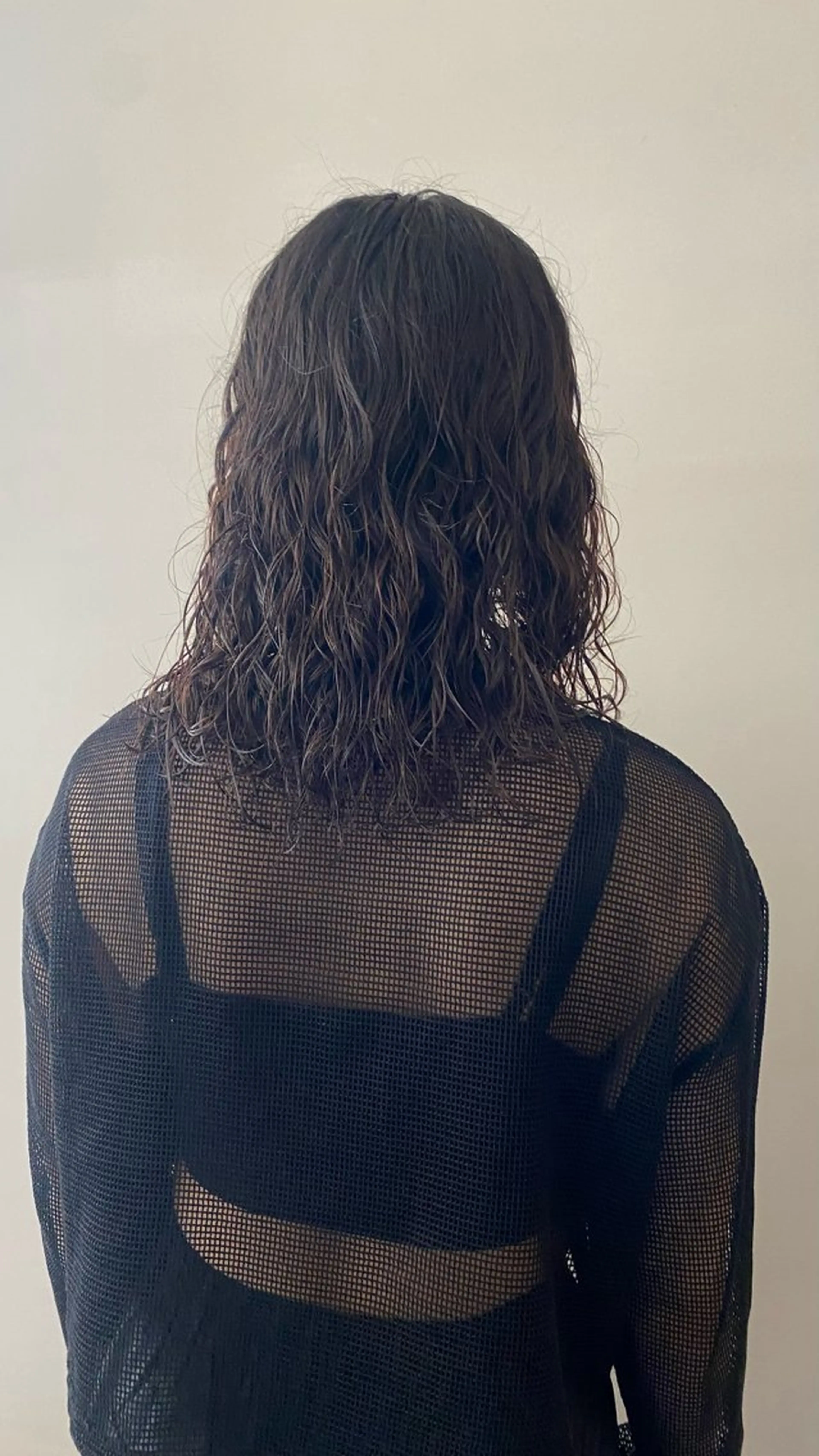 セミロング パーマ 磯谷 朋のヘアスタイル