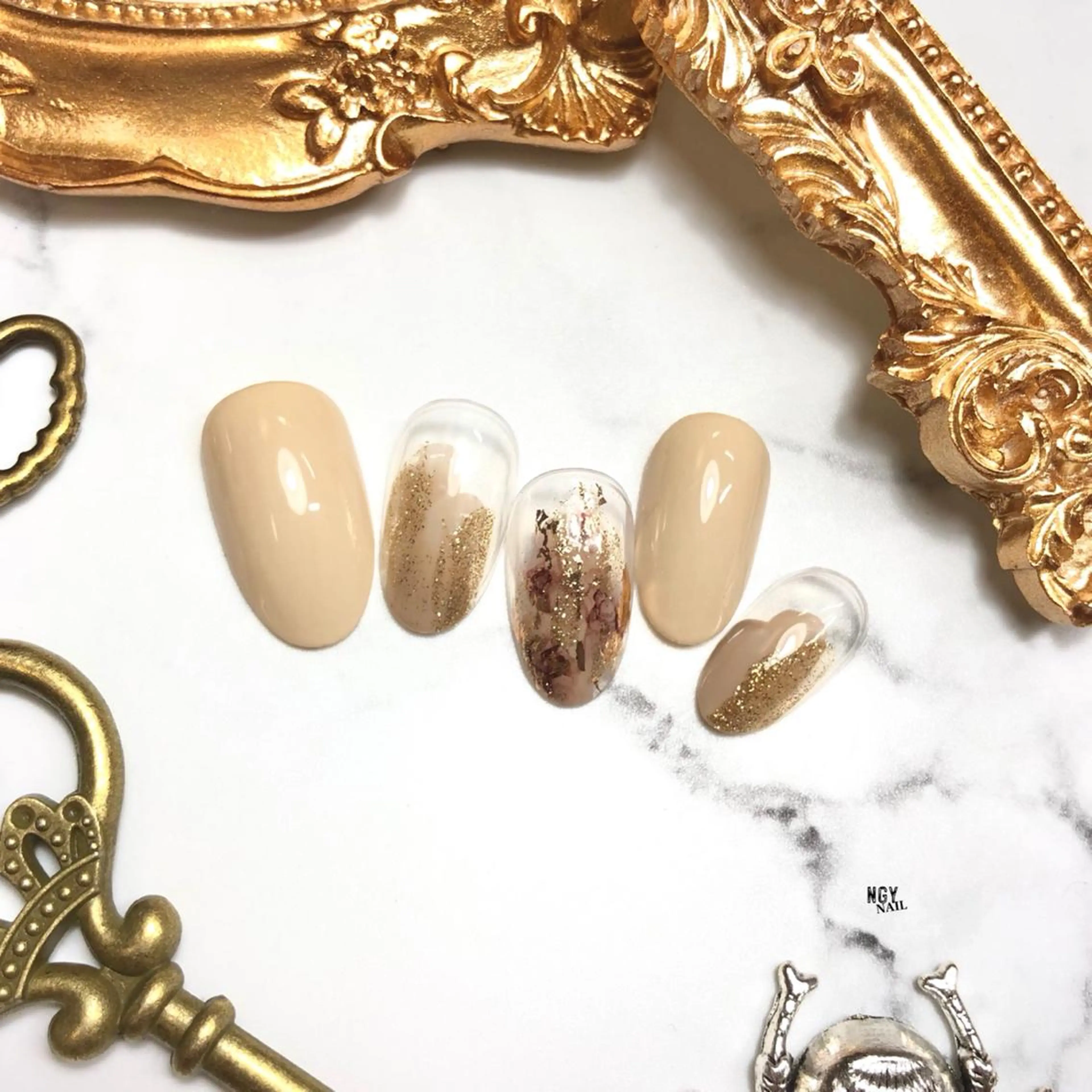 ネイル ブラウン ジェルネイル ゴールド ラメ(グリッター) ニュアンスネイル NAIL NOWのネイルデザイン