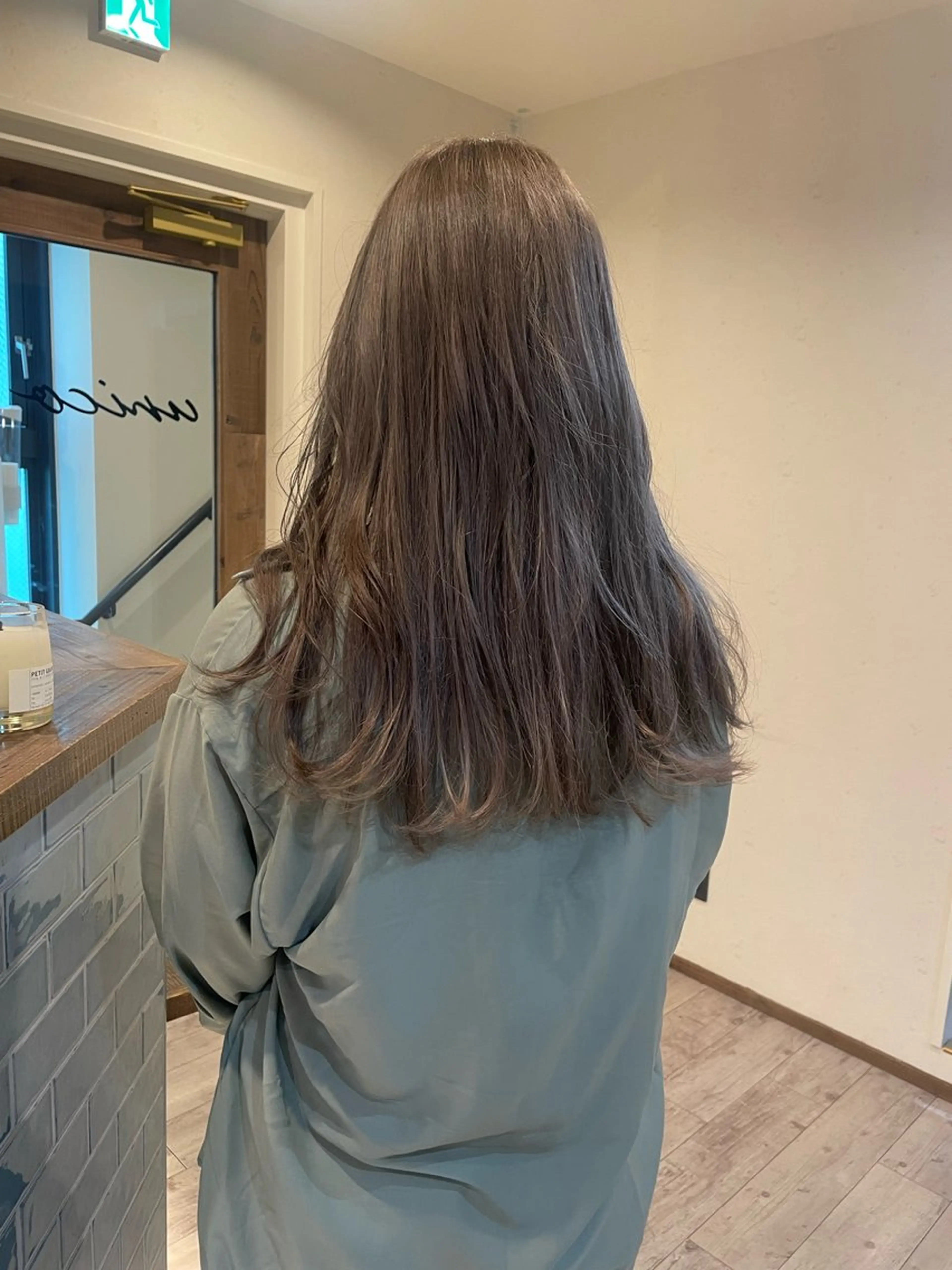 ロング カラー ベージュカラー ブリーチ グレージュ オリーブグレージュ オリーブグレー ヘアカラー 渋谷 留菜のヘアスタイル