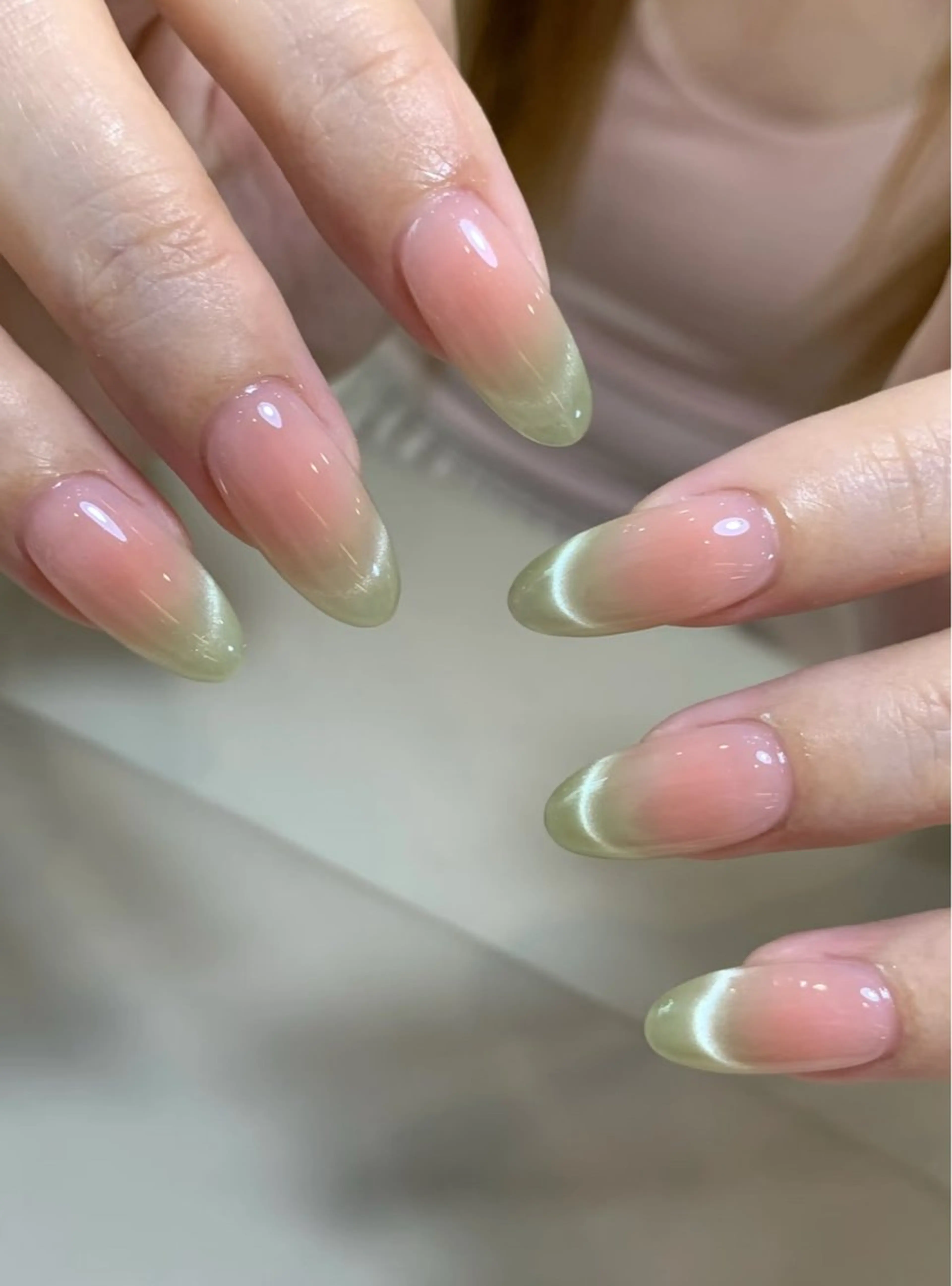 ネイル オーロラネイル 長さ出し フットネイル 韓国ネイル ラメ(グリッター) ハンドネイル 👍thumbs up nail👍のネイルデザイン