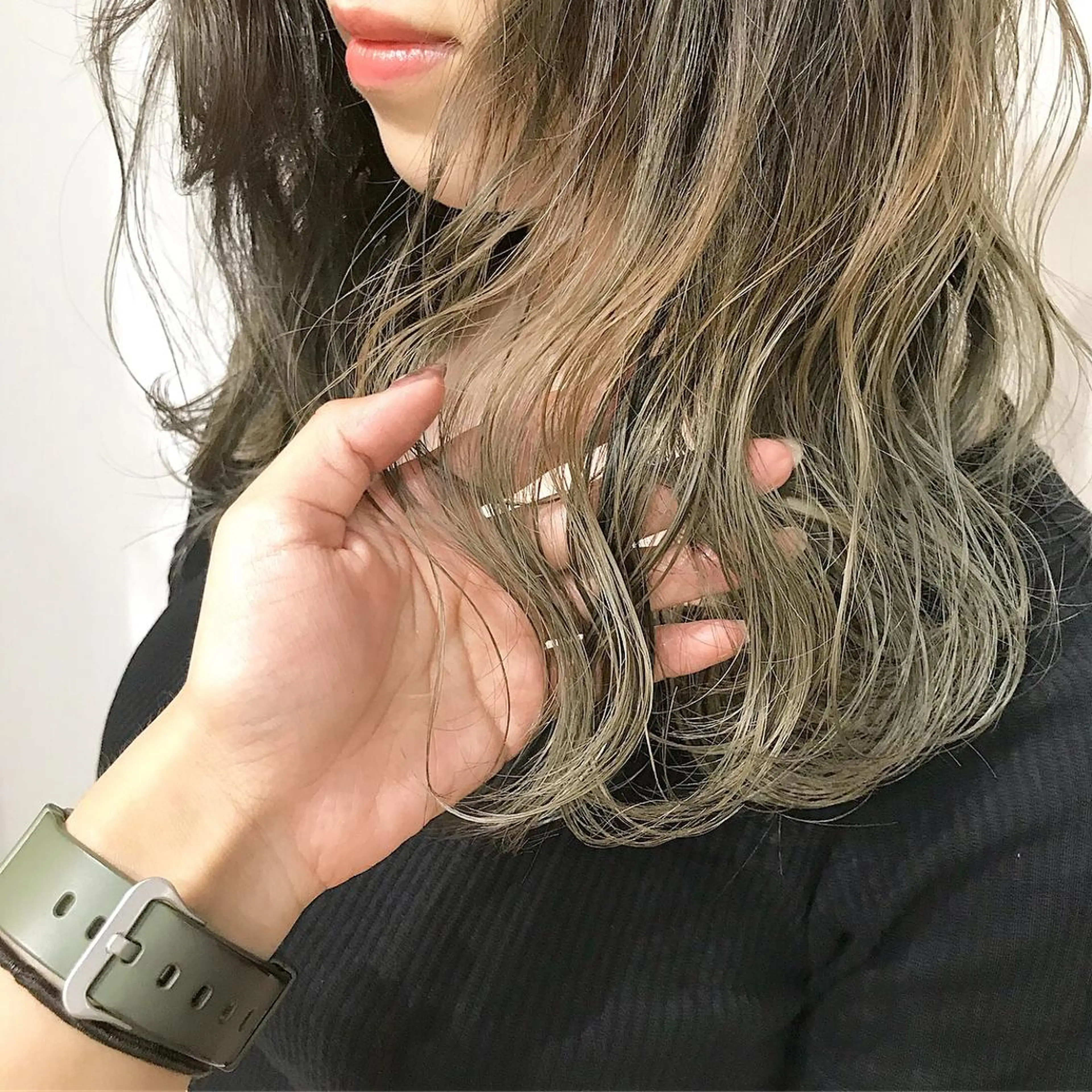 セミロング カラー アッシュ オリーブカラー ホワイトアッシュ レイヤー/顔周り /AKARIのヘアスタイル