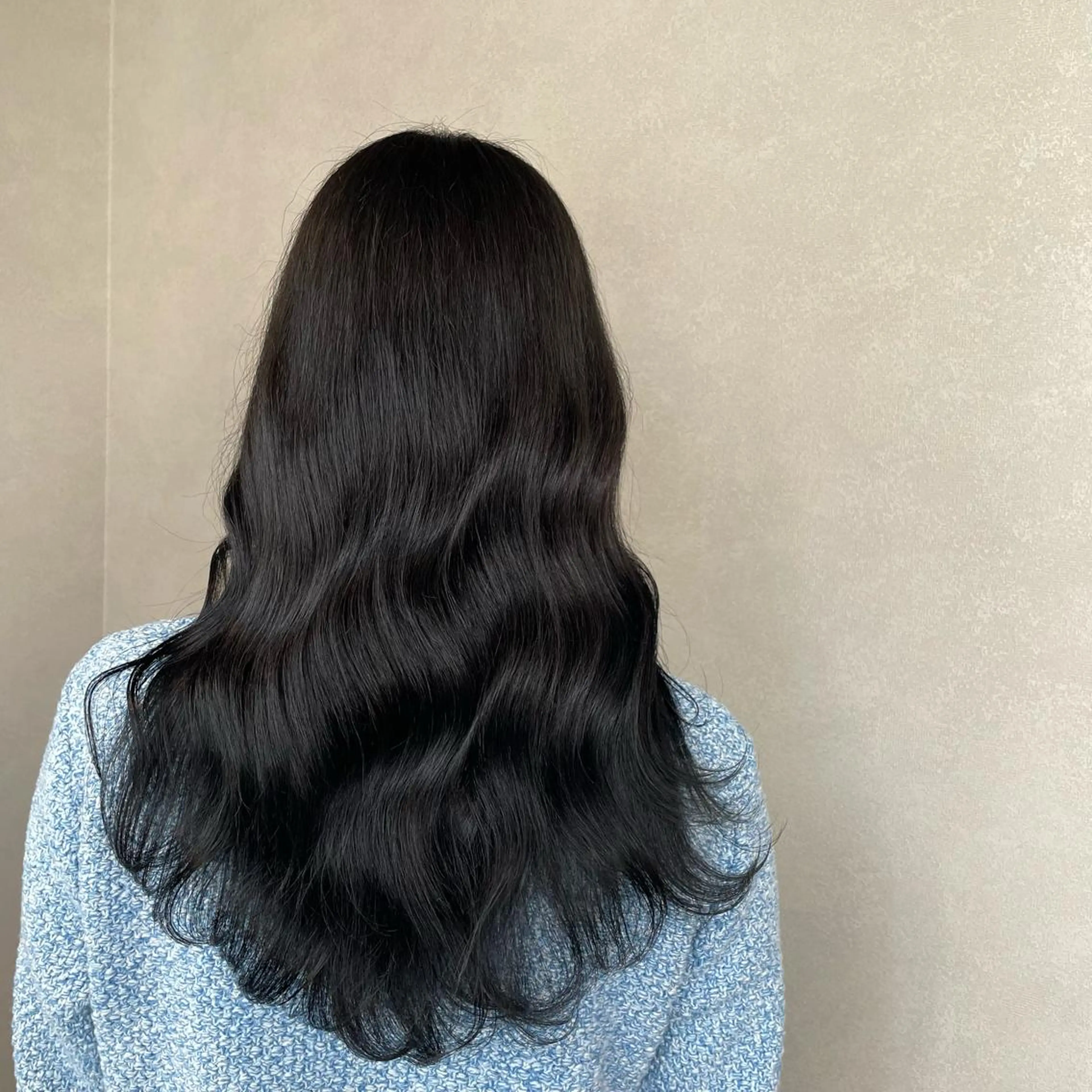 カラー 黒髪 ブルーカラー ブルーブラック 金城 二千夏のヘアスタイル