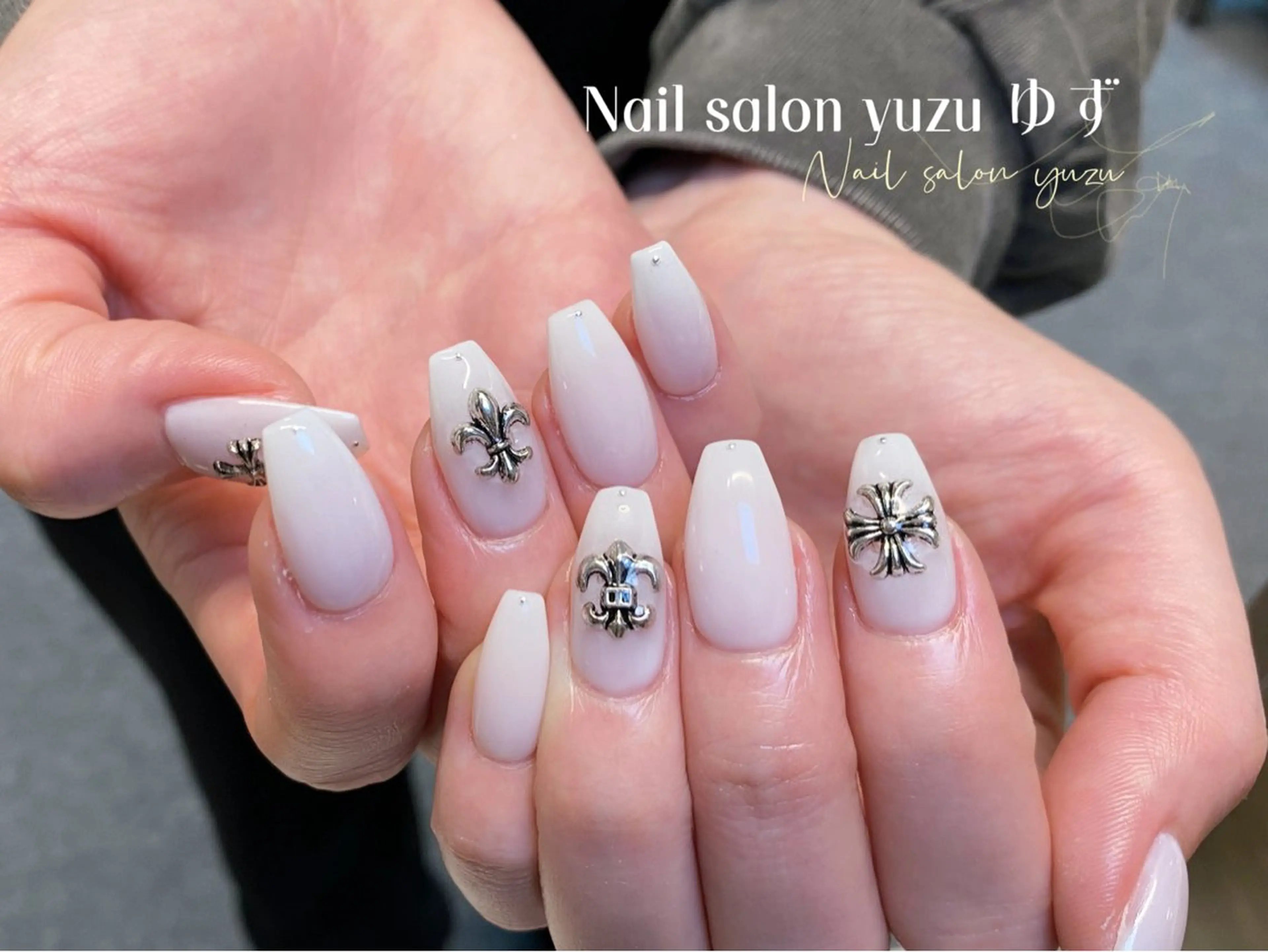 ネイル チークネイル 成人式 ドット フレンチネイル ジェルネイル ゆず Nail Salonのネイルデザイン