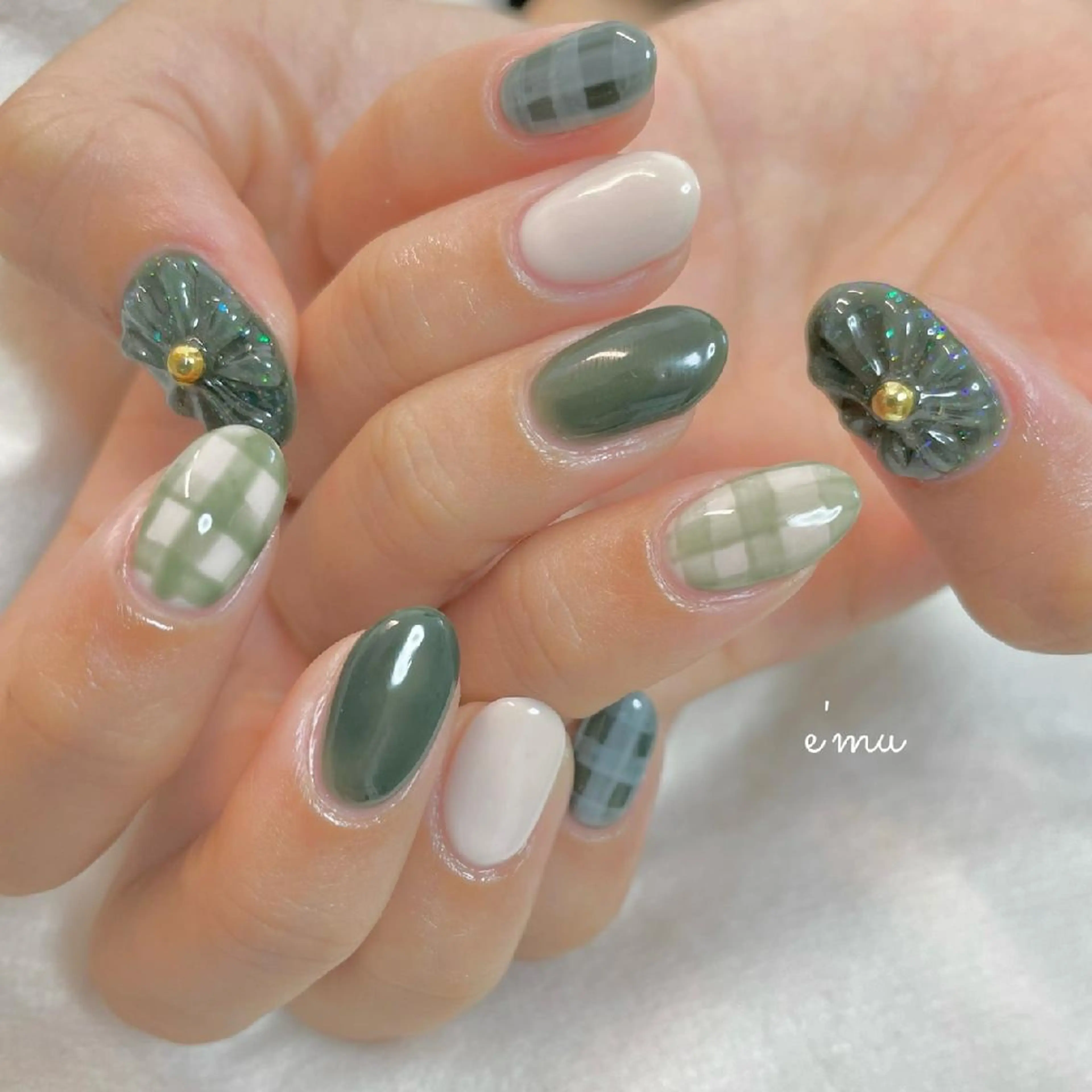 ネイル フラワーネイル グリーン ぷっくりネイル 春ネイル nail salon e'mu💐のネイルデザイン