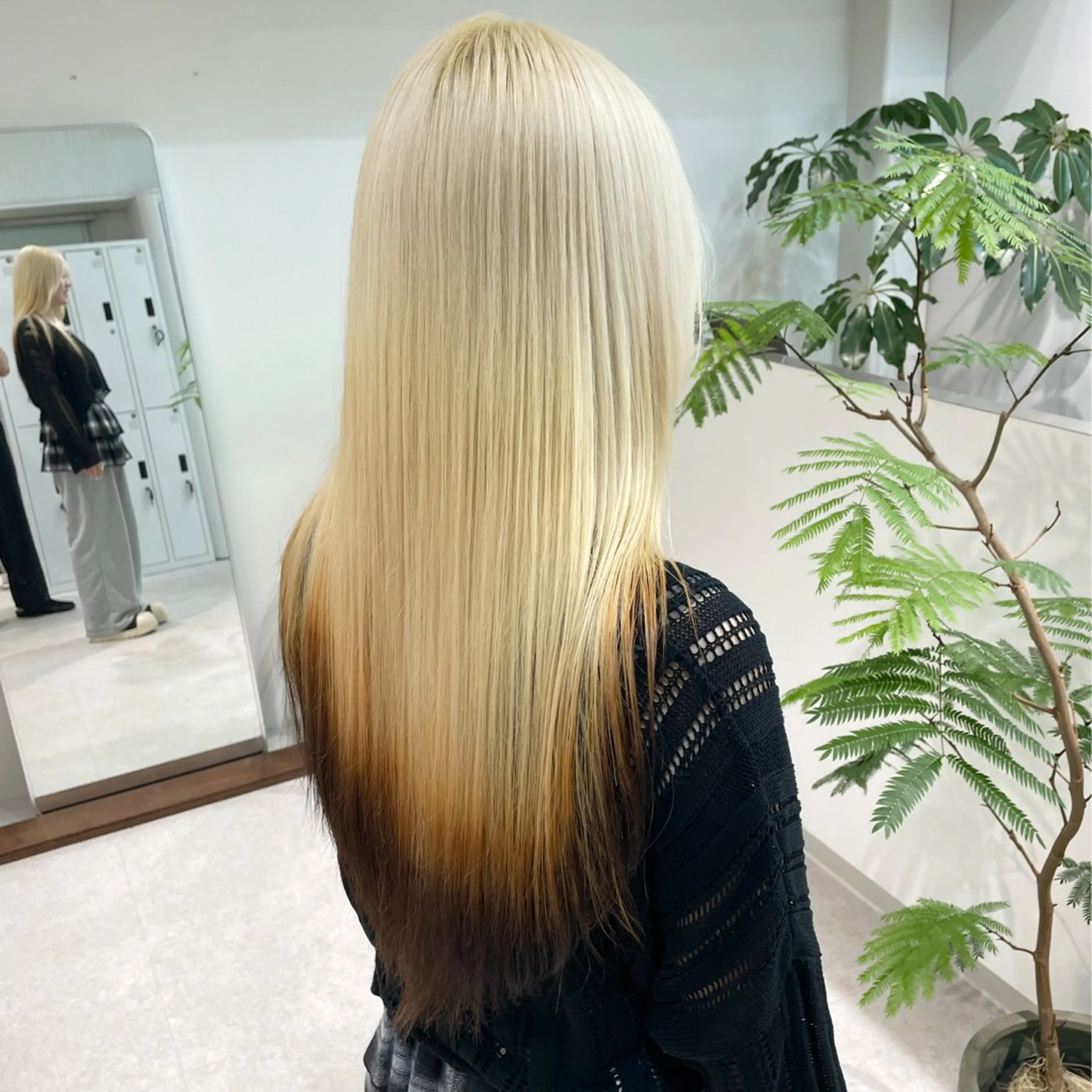 ロング カラー ブロンド ホワイトブロンド 顔まわりレイヤー レイヤーカット ヘアカラー トリートメント ヘアセット meme原宿所属・ブロンド・ハイトーン ／遠藤将太のヘアスタイル