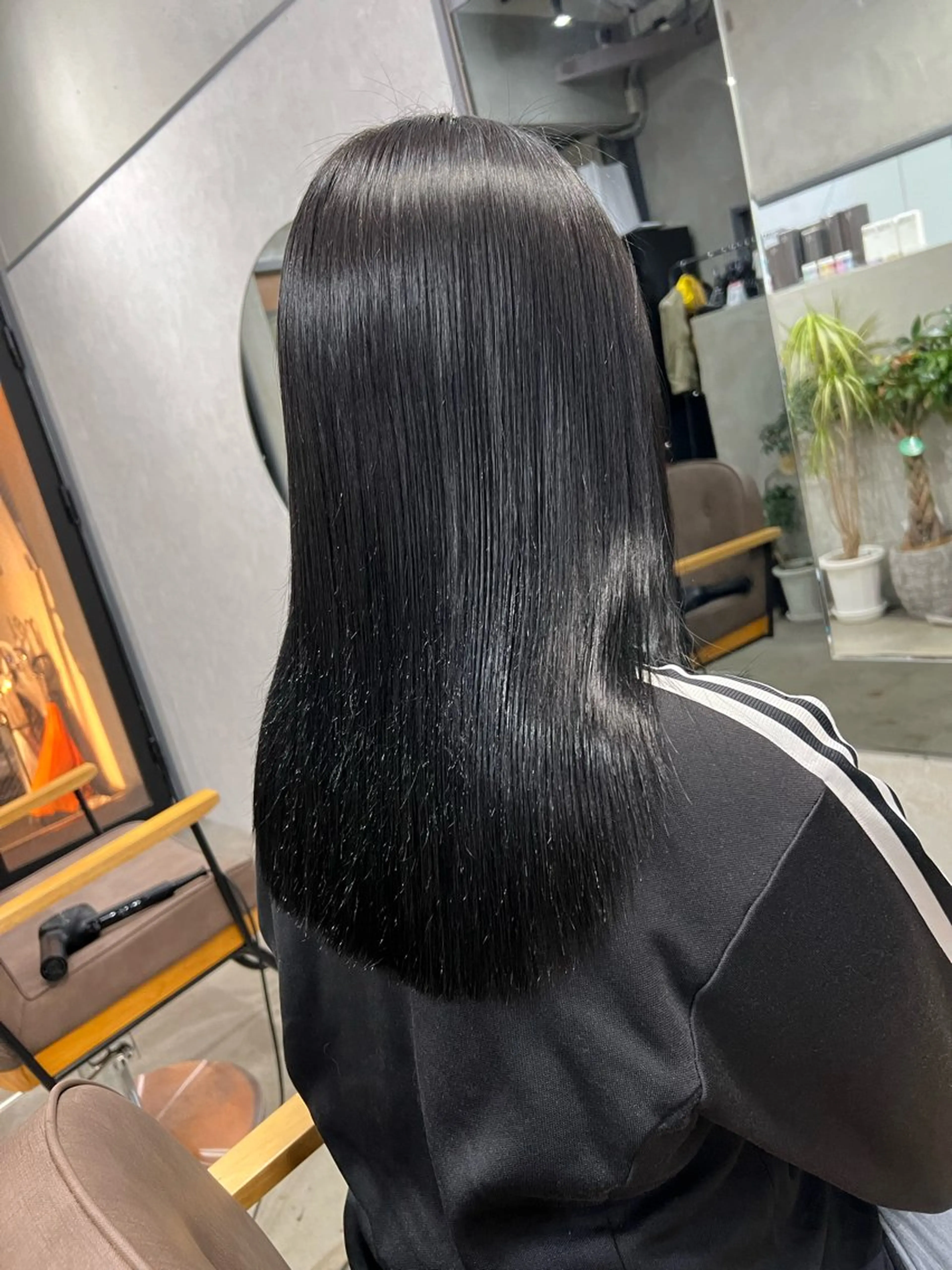 セミロング カット ヘアカラー 縮毛矯正 maya レイヤーカットのヘアスタイル