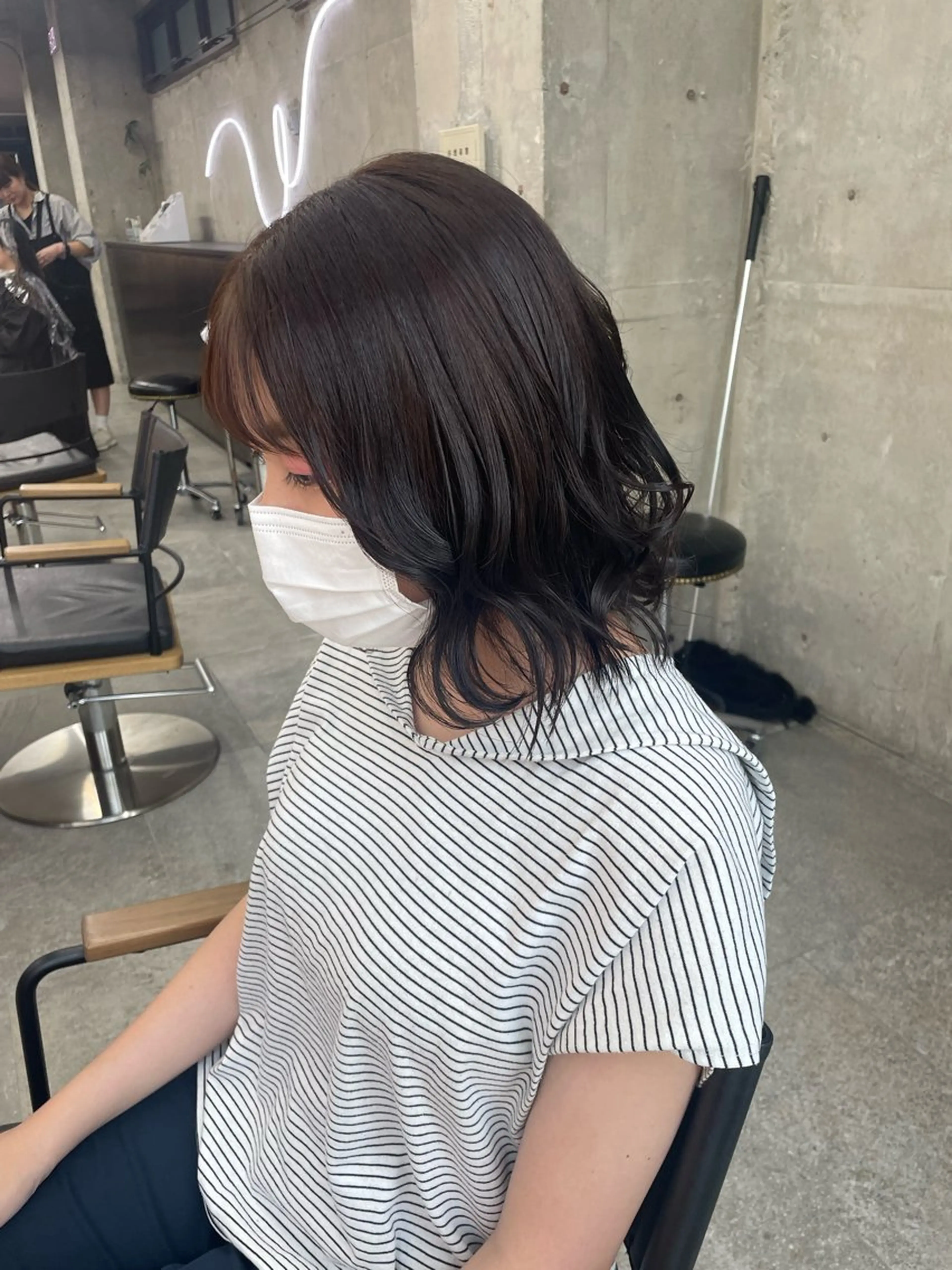 ミディアム 鈴木瑛里／ブロンド ベージュ／ピンクのヘアスタイル