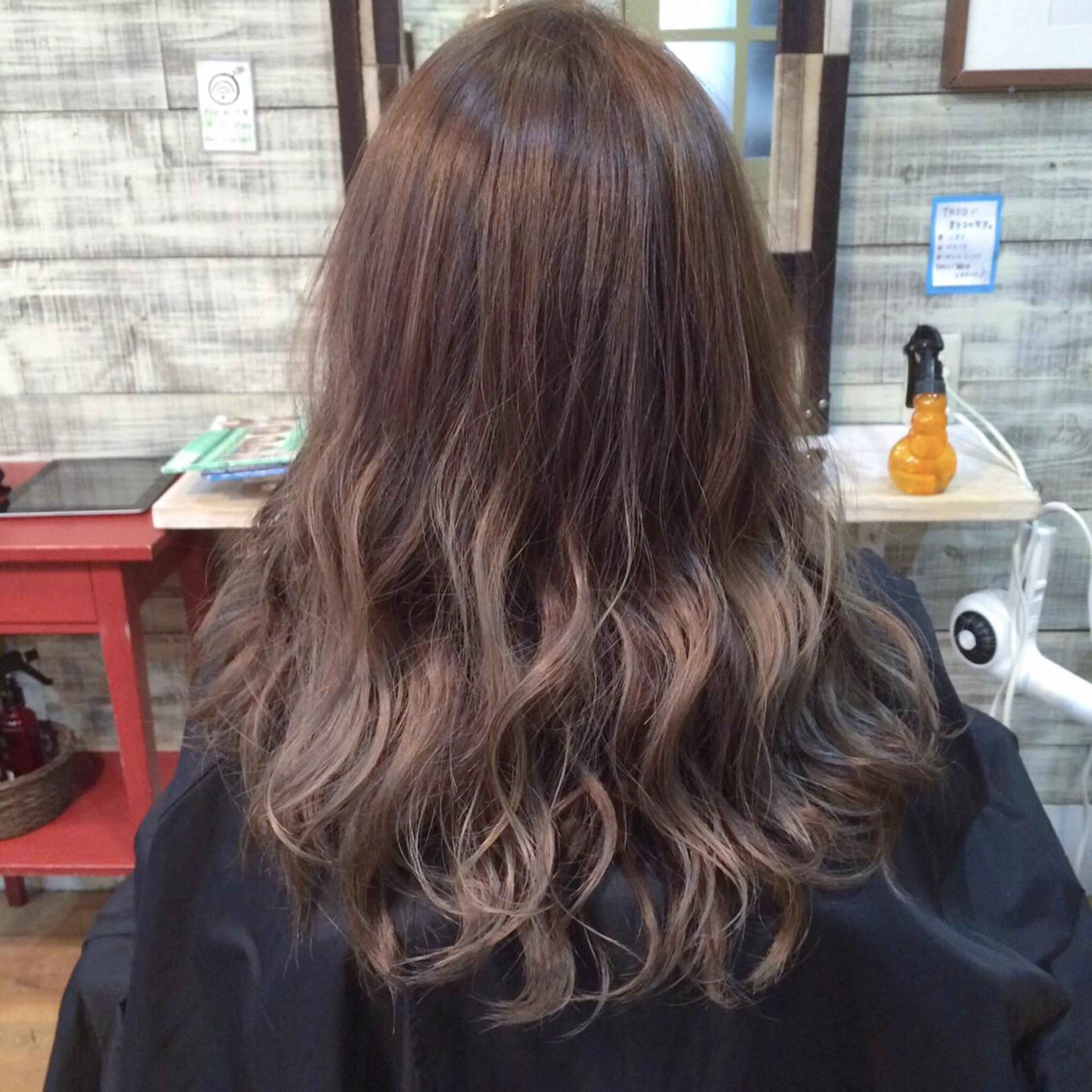 ロング カラー アッシュ ブリーチ 透明感カラー ダークアッシュ グラデーションカラー SALOWIN 梅田所属・山口滉斗/美髪 縮毛矯正/髪質改善のヘアスタイル