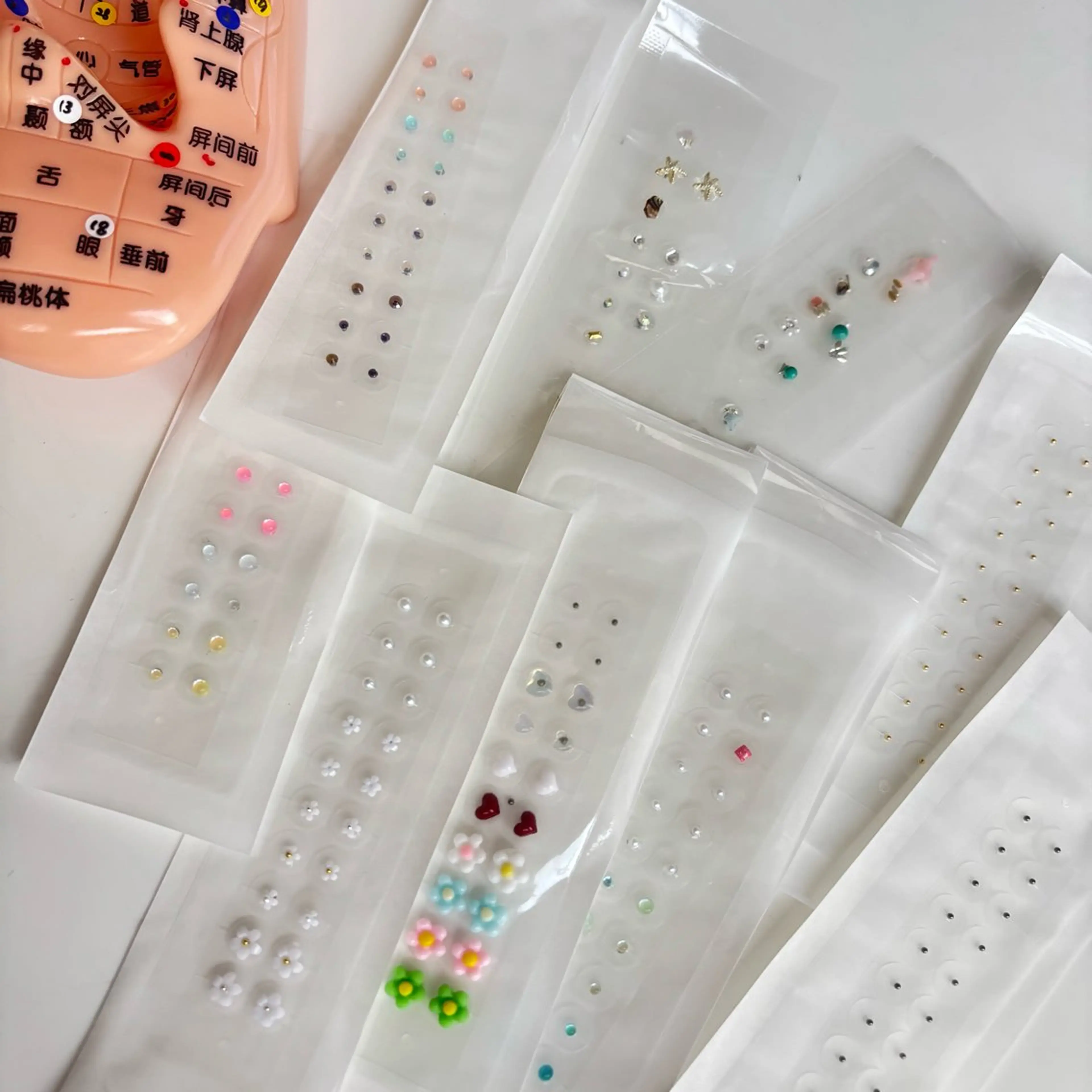 耳ツボジュエリー💎両耳つけ放題(16粒まで)の写真