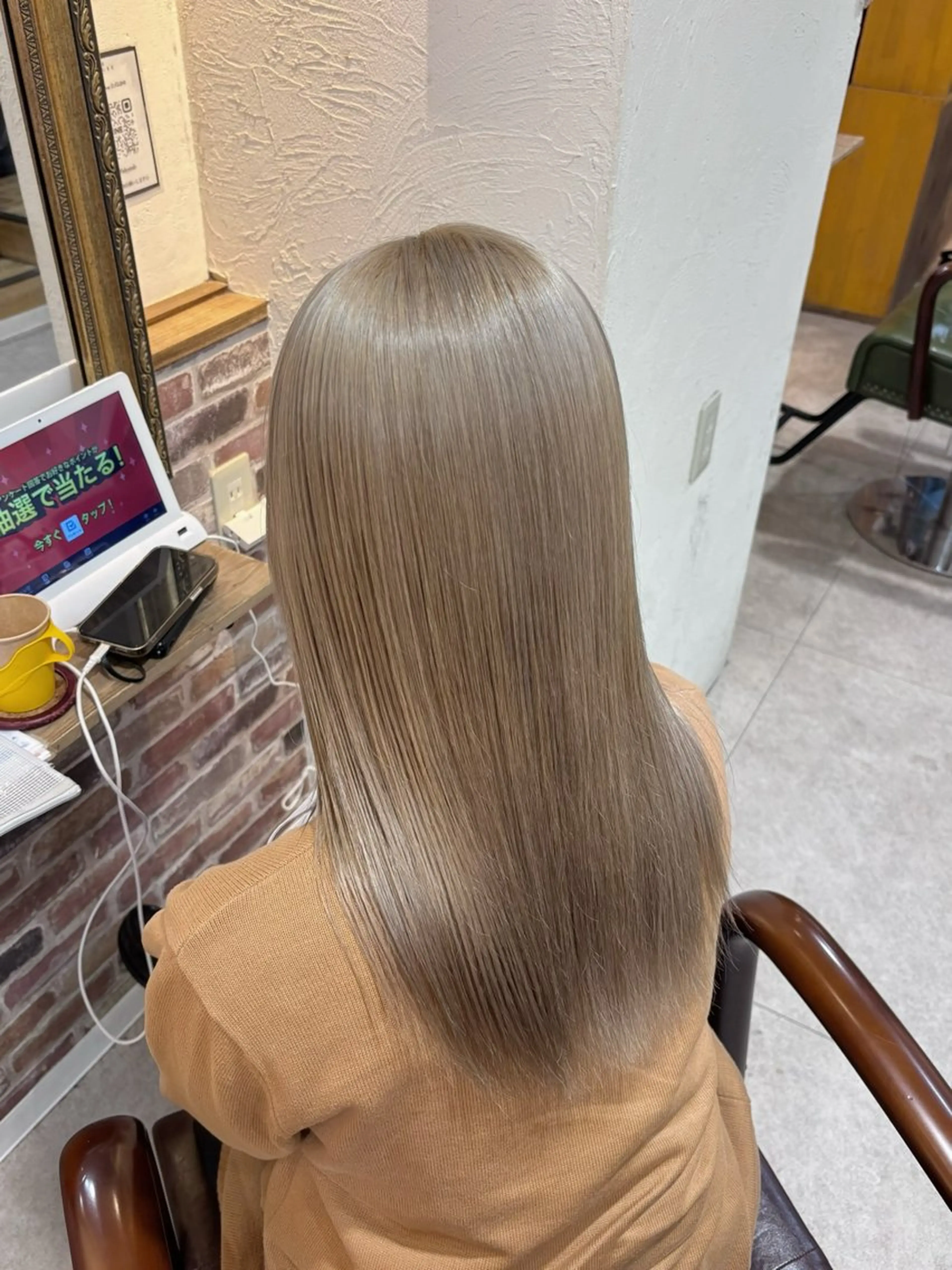 ロング カラー ベージュカラー ブロンド ブロンドベージュ ヘアカラー 越冨 晃平のヘアスタイル