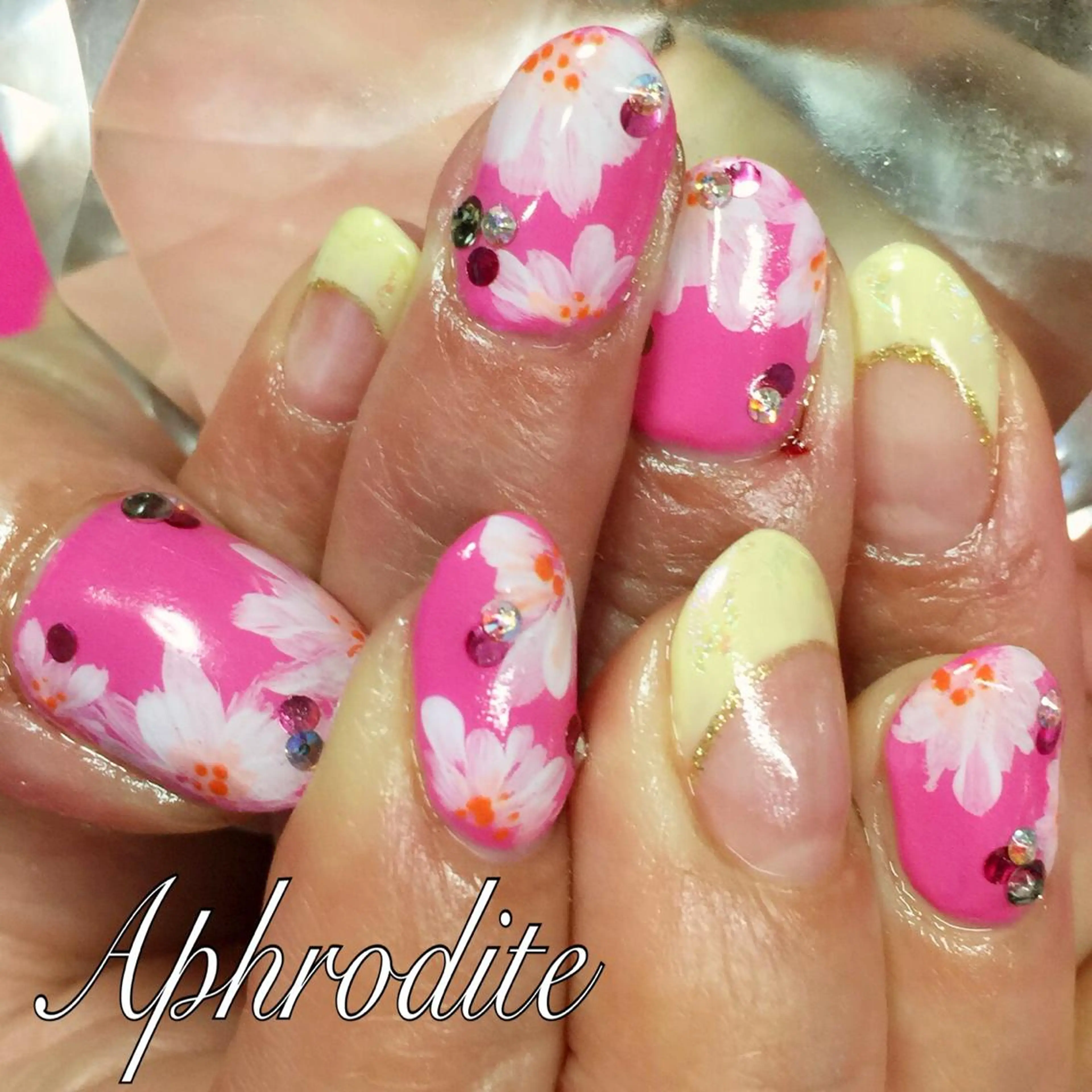 ショート ミディアム ネイル ジェルネイル APHRODITE Nagisaのネイルデザイン