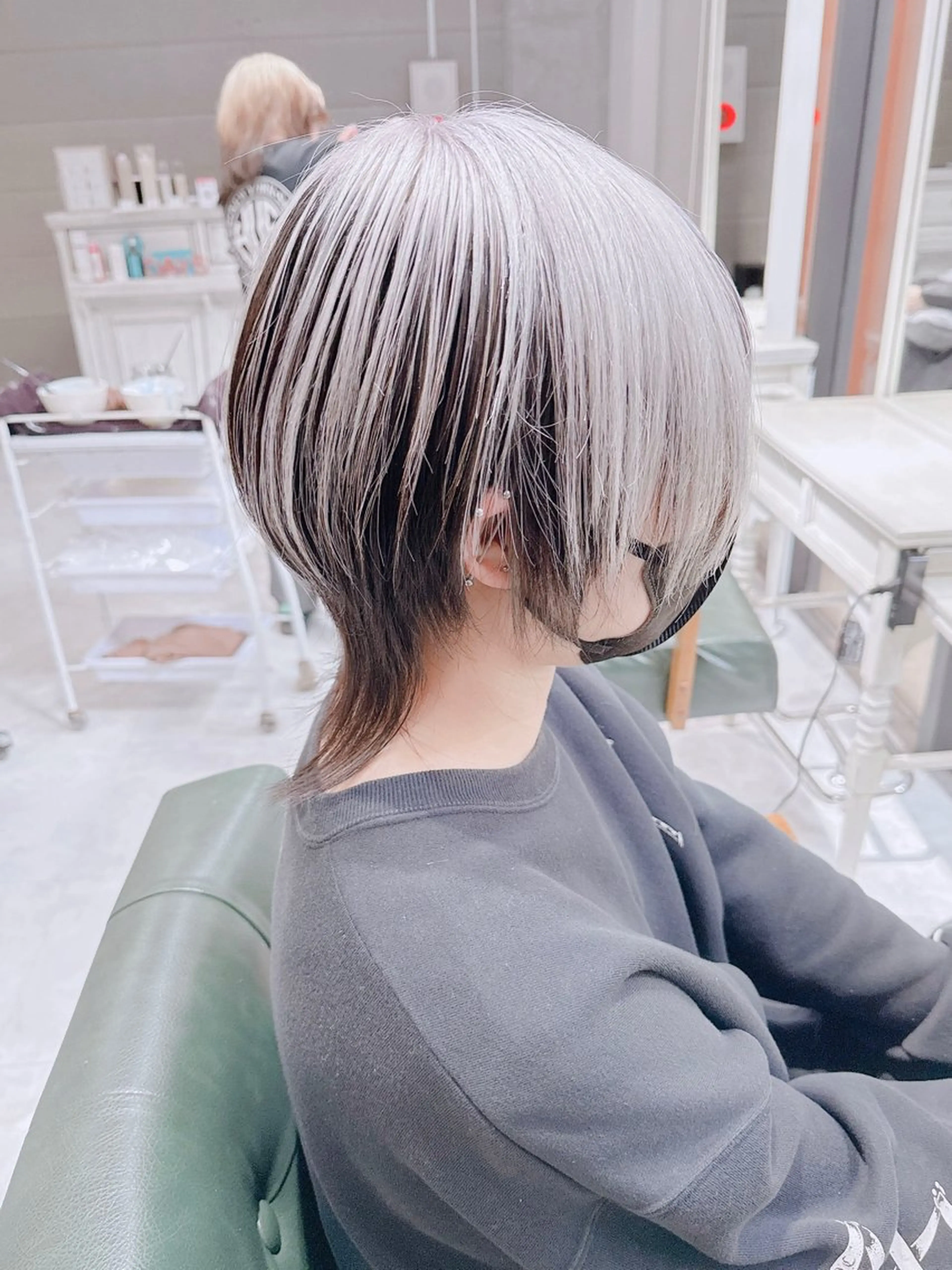 ミディアム カラー ヘアアレンジ インナーカラー シルバー ホワイトシルバー 𝐑𝐈𝐍𝐊𝐀 🐷🖤のヘアスタイル