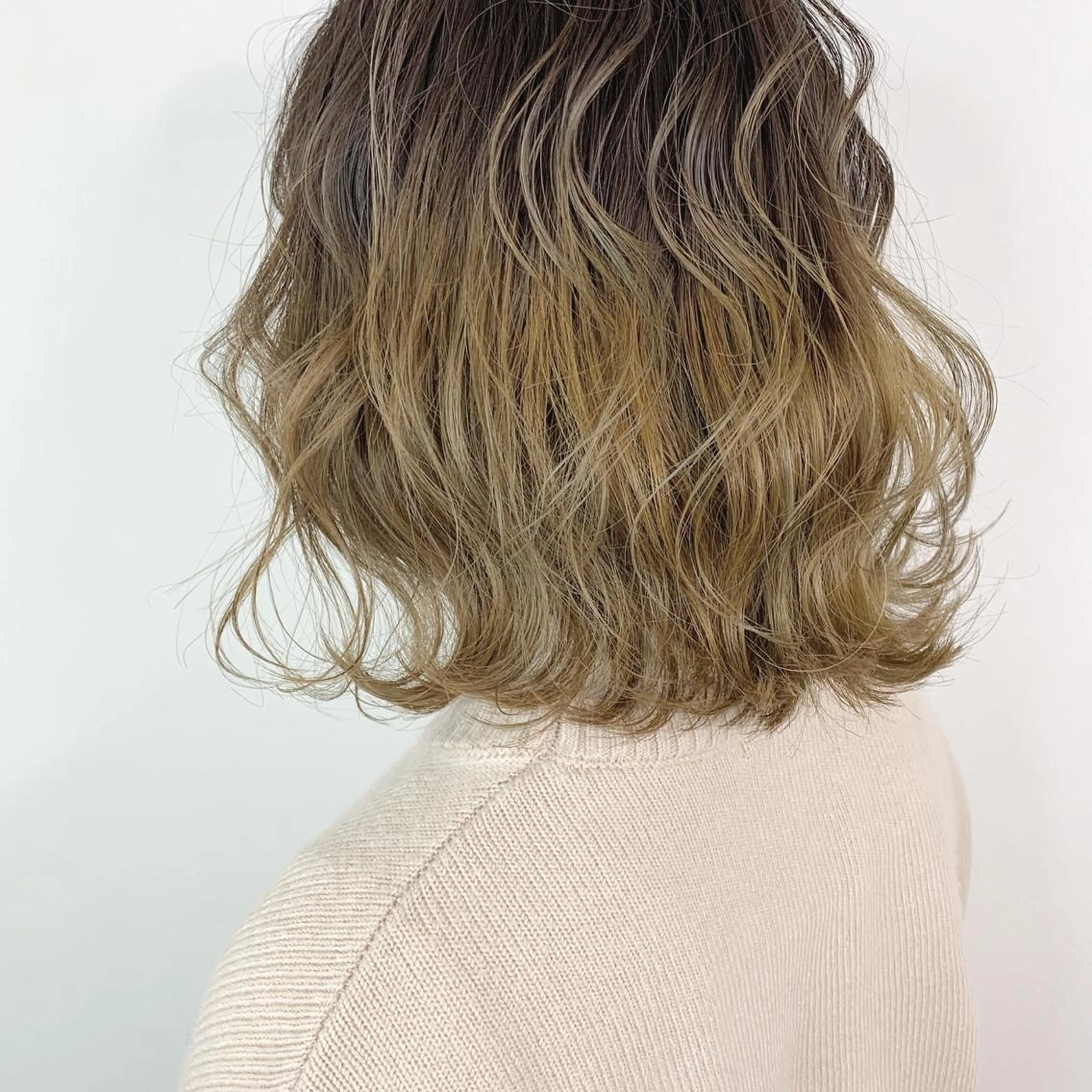 ミディアム ハイライト カット ヘアカラー a .のヘアスタイル