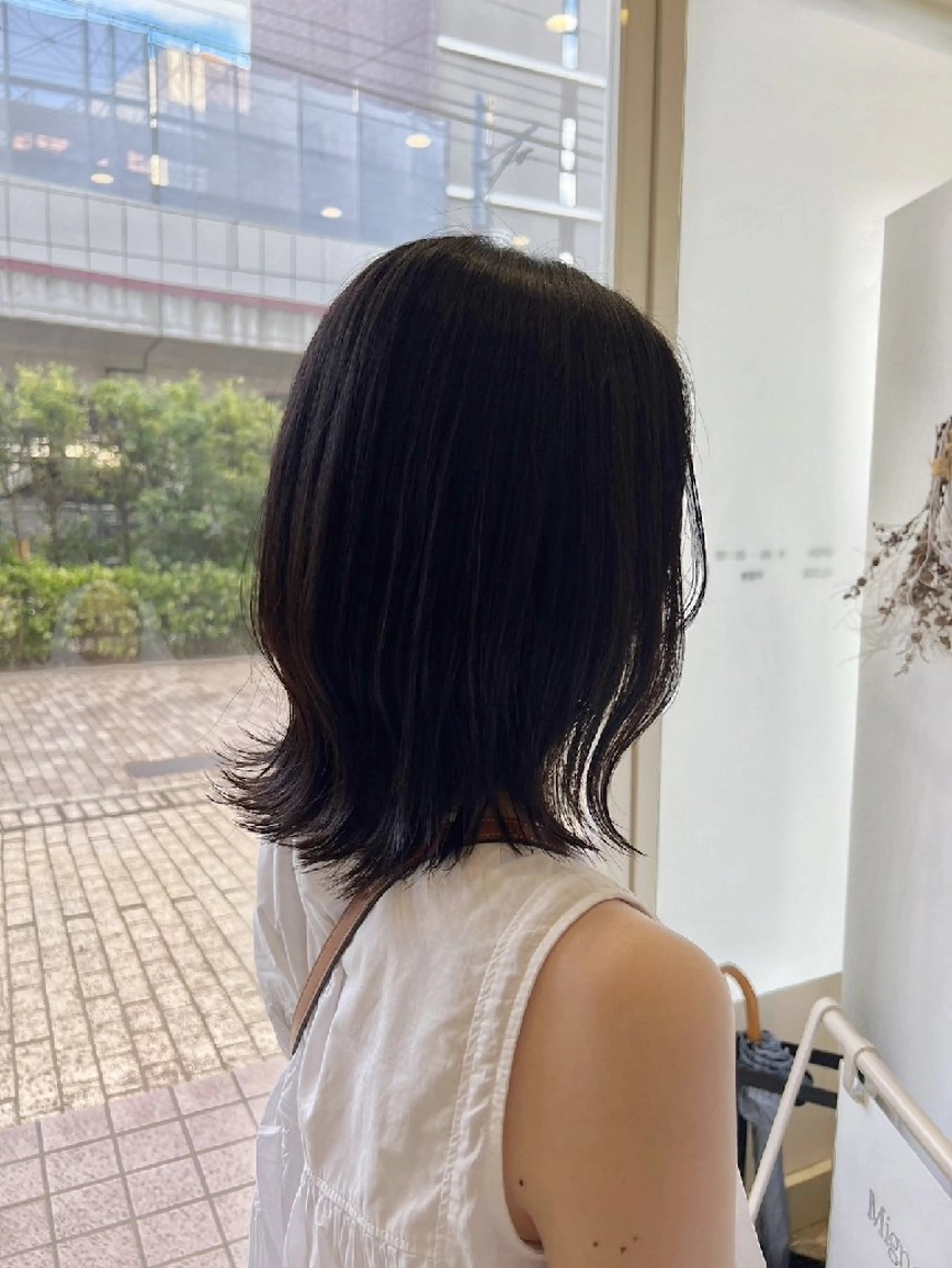 ミディアム カラー 黒髪 ブラウンカラー くびれヘア 成瀬 サエのヘアスタイル