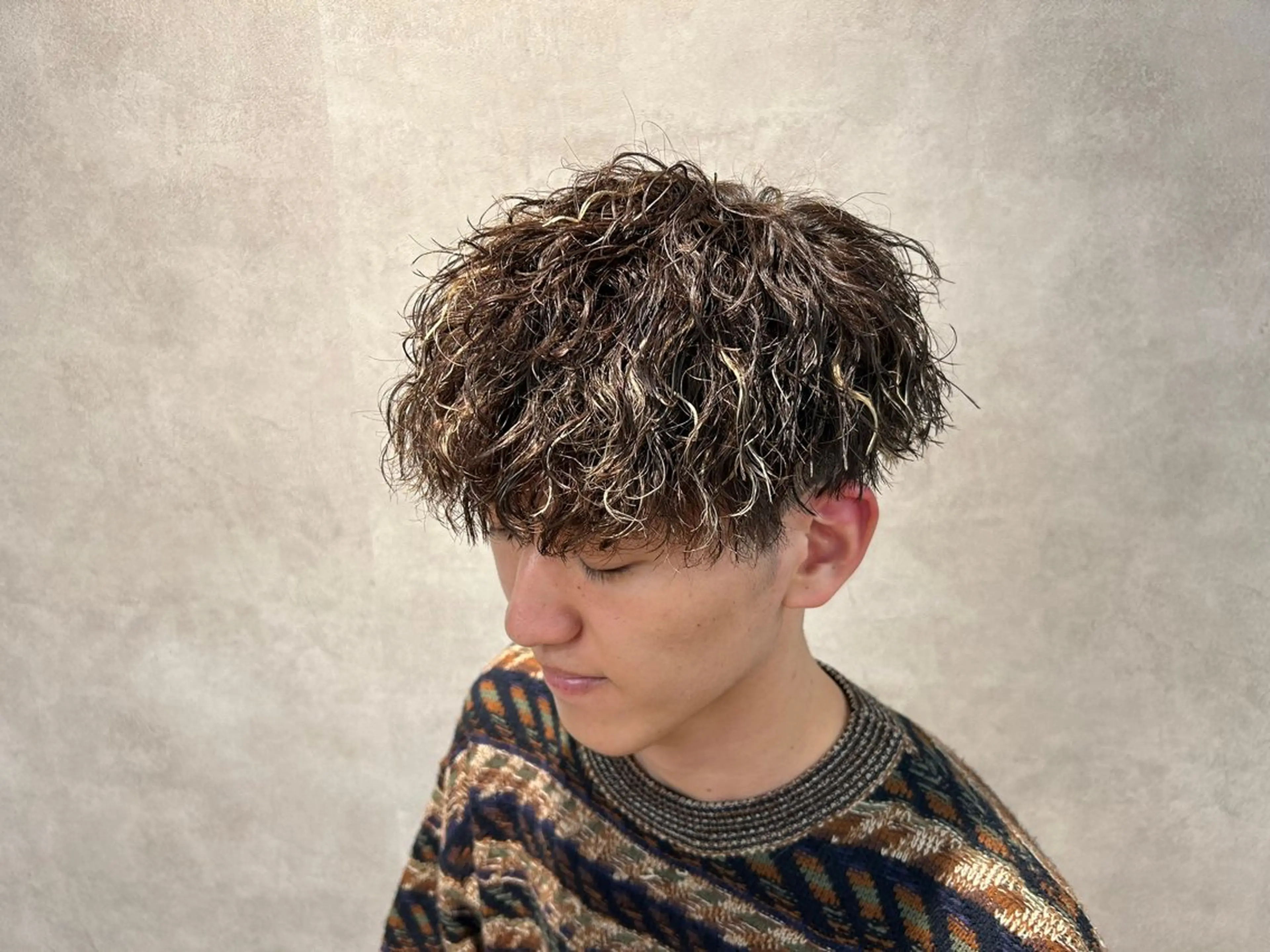 ミディアム カラー パーマ メンズ ミディアムパーマ メンズパーマ ツイストスパイラルパーマ スパイラルパーマ カット ヘアカラー 🔥メンズ特化🔥 塩拓巳のヘアスタイル