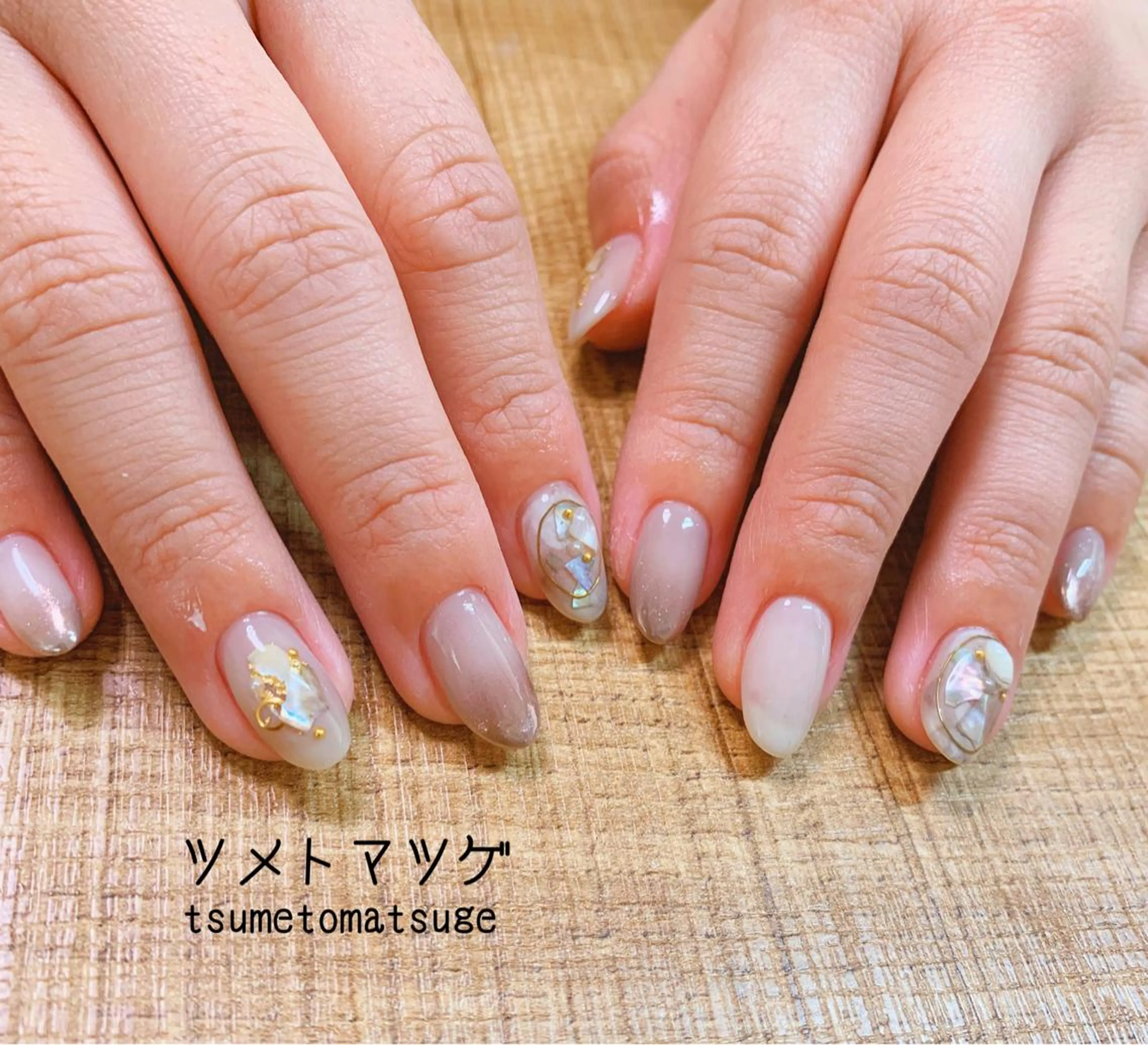 ミディアム ネイル アートネイル ハンドネイル ツメトマツゲ .のネイルデザイン