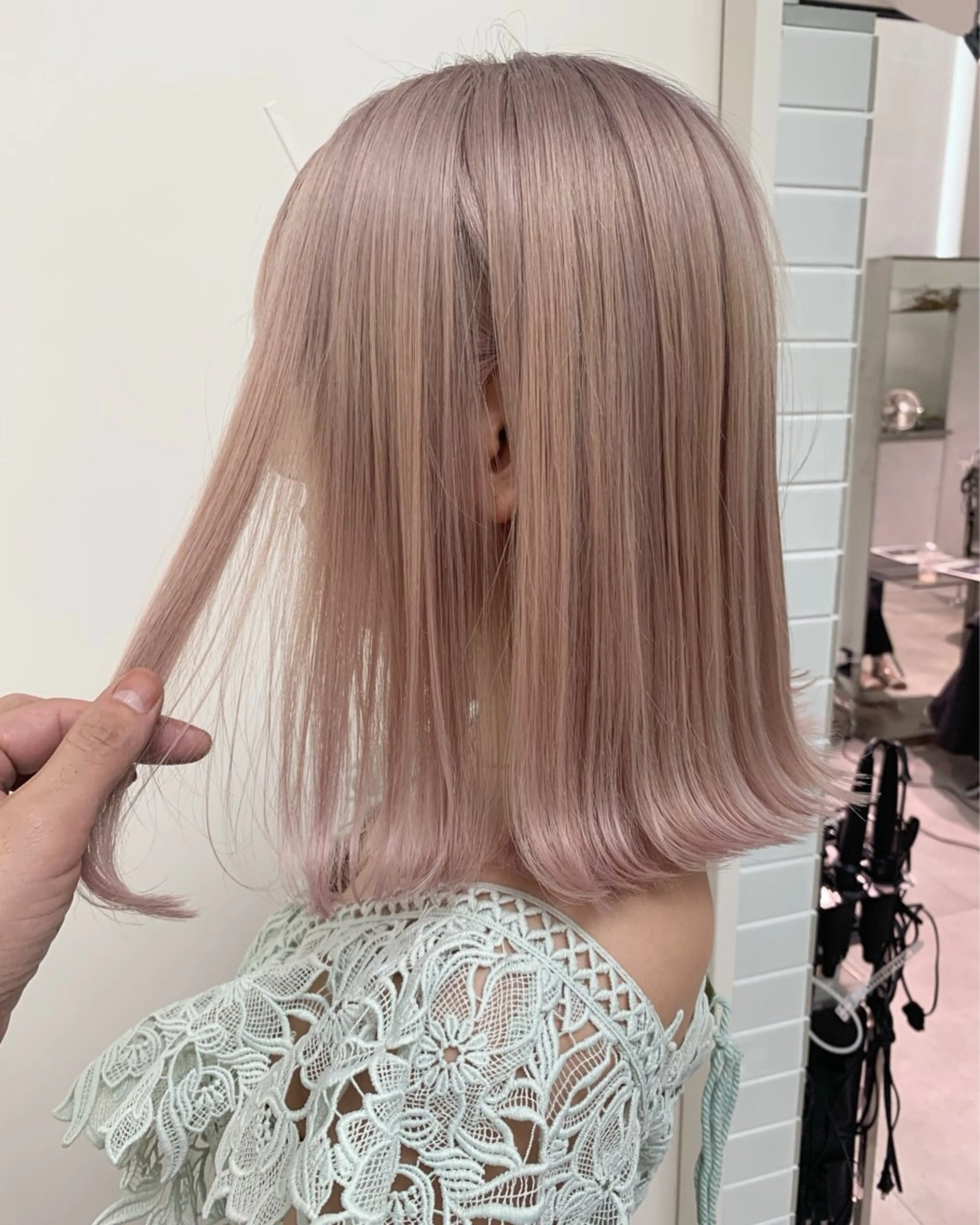 セミロング カラー 切りっぱなしボブ ベージュカラー ピンクカラー ピンクベージュ ボブ カット ヘアカラー トリートメント CHERIEブリーチ ダブルカラー　天神のヘアスタイル