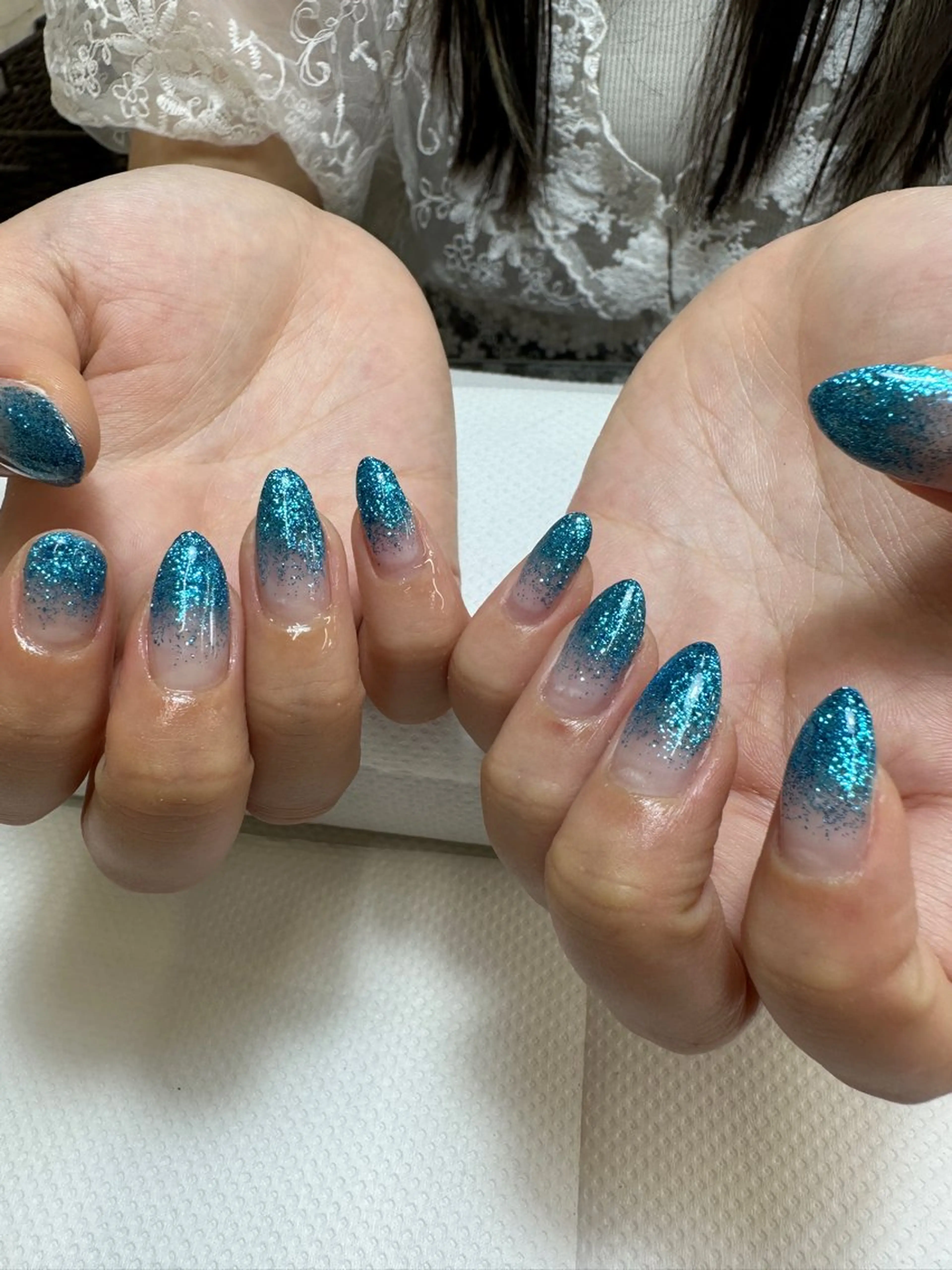 ネイル キラキラネイル 水色 ハンドネイル 🎠きしもと あずさ⛱のネイルデザイン