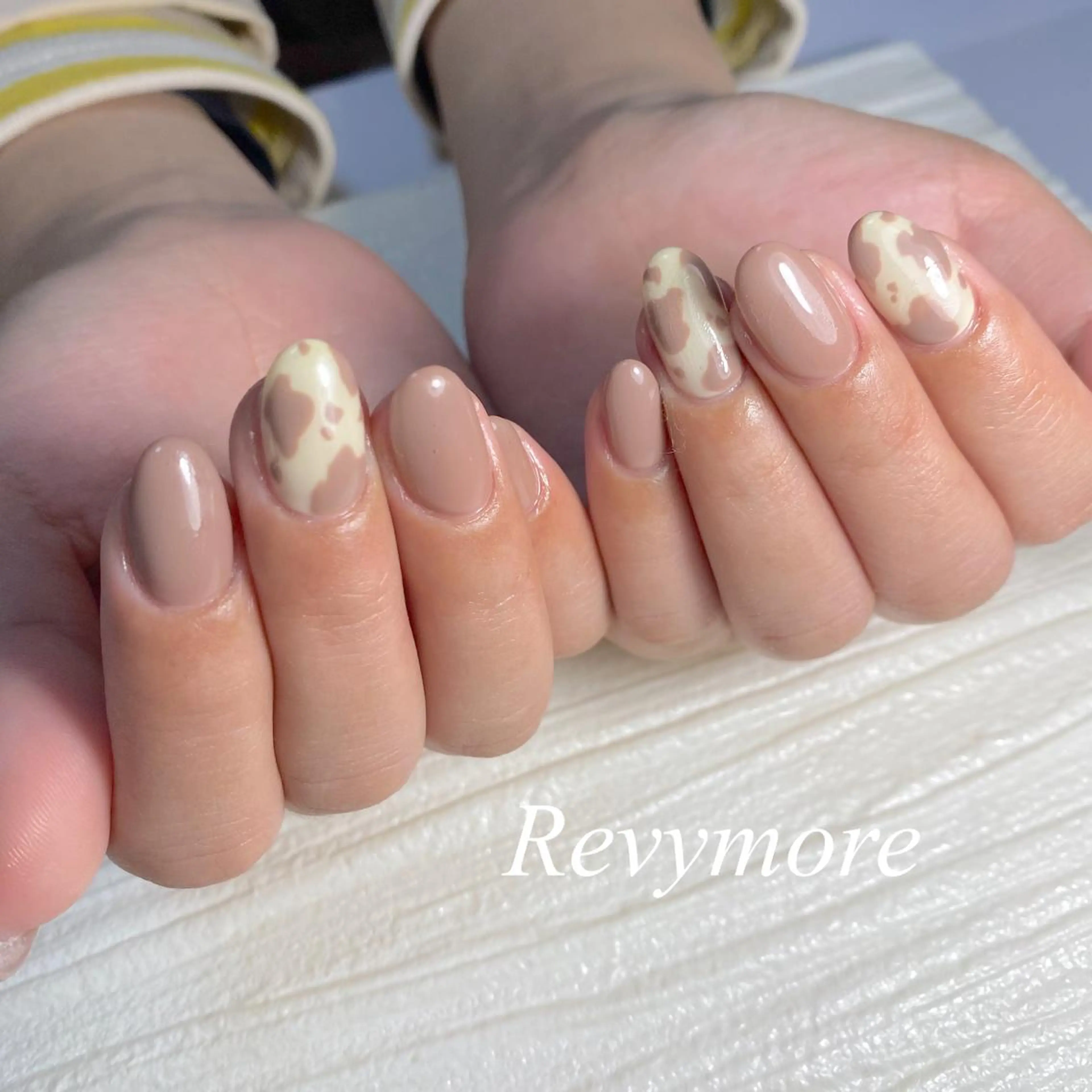 ショート ネイル ブラウン ジェルネイル ニュアンスネイル オフィスネイル シンプルネイル nail salon Revymore所属・nail salon Revymoreのネイルデザイン