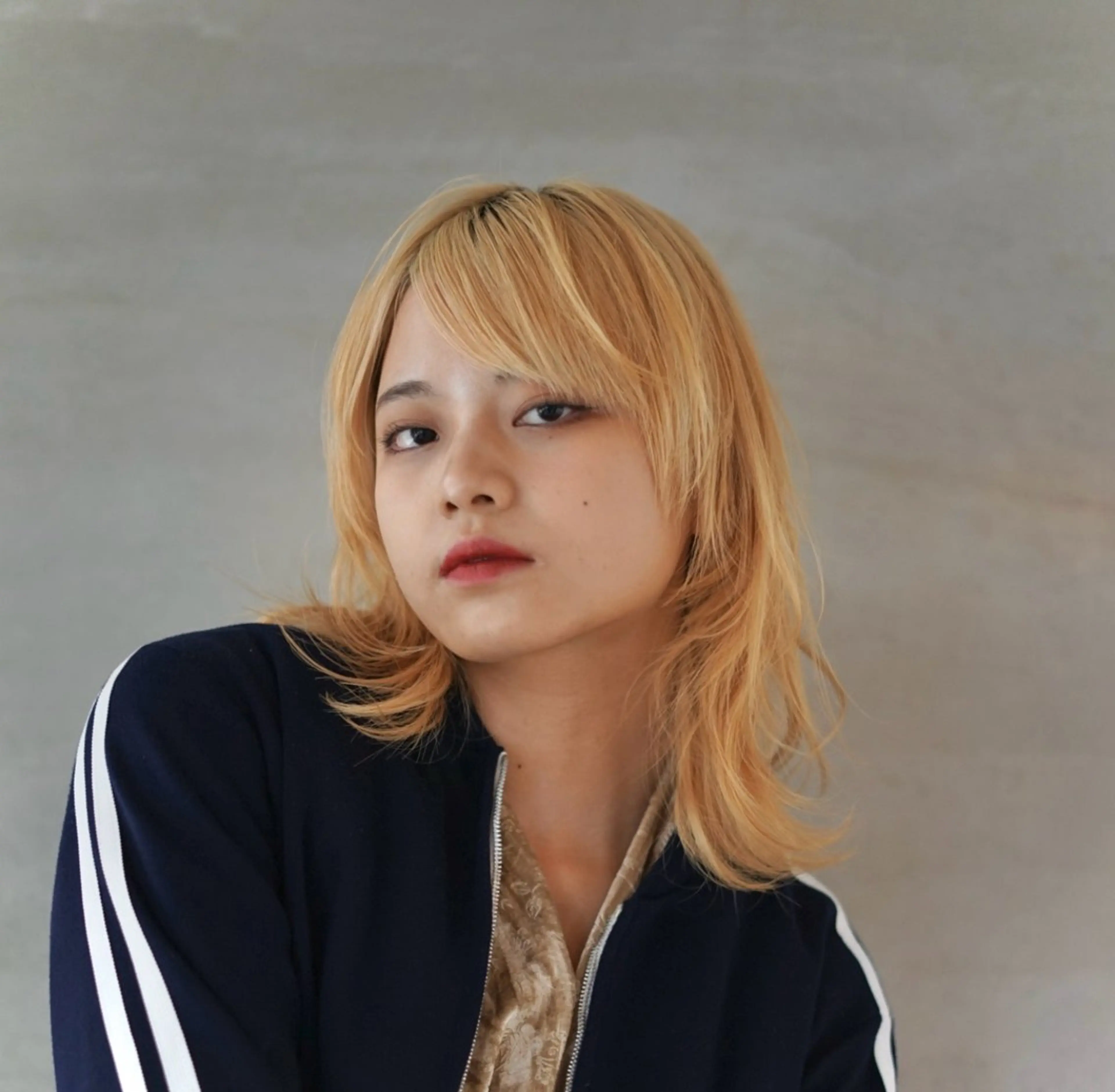 セミロング レイヤーカット ケアブリーチ/ ハイトーン/牧野のヘアスタイル